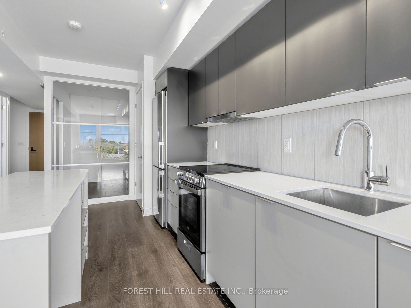 8 Tippett Road 407 Property Photo 16