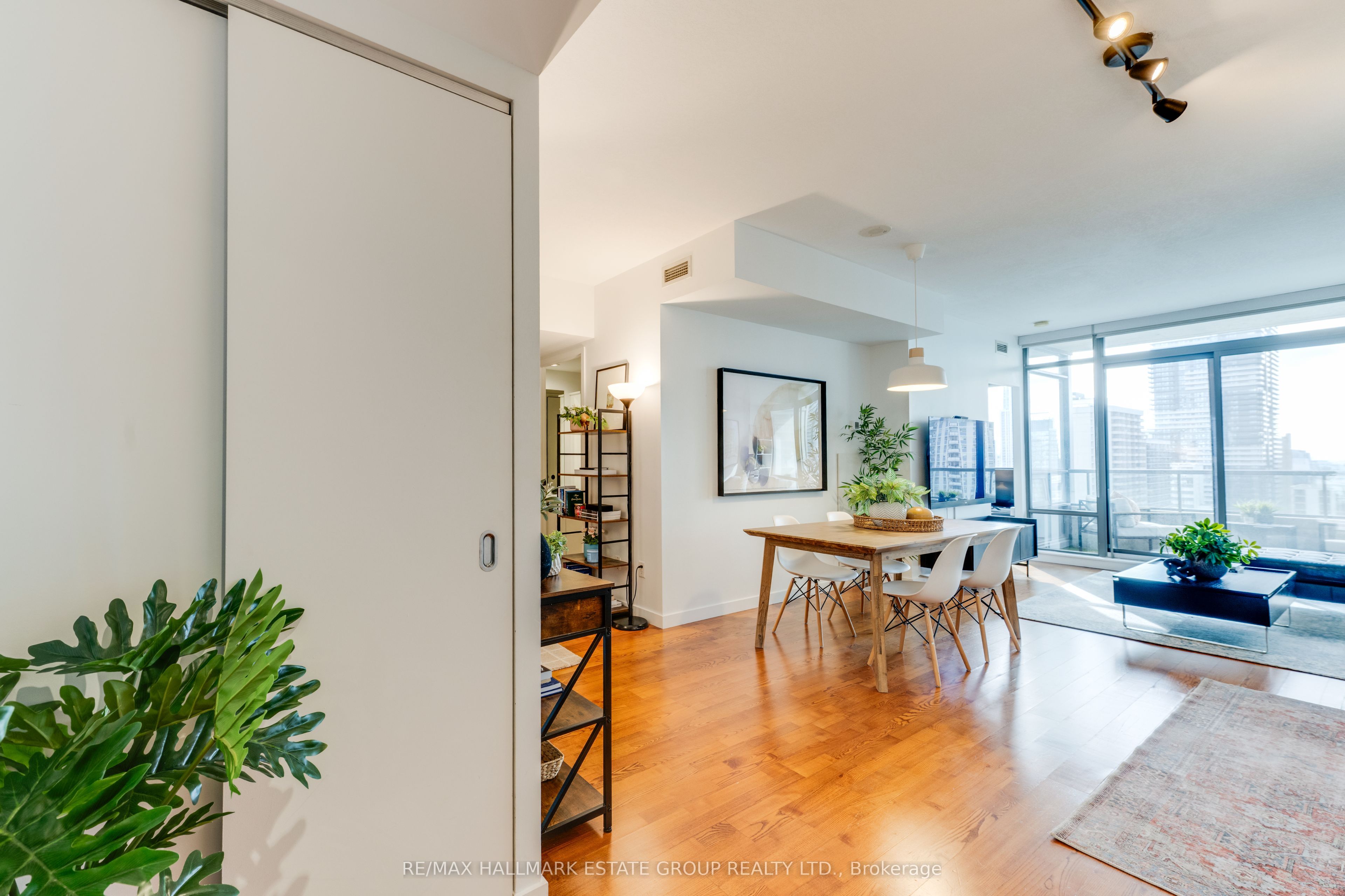 285 Mutual Street 2201 Property Photo 4