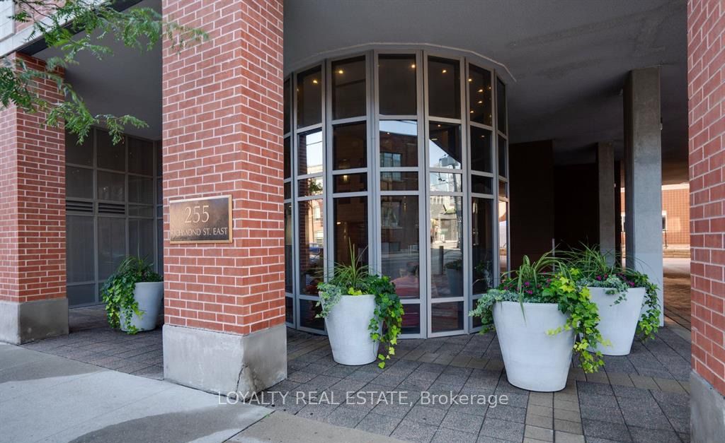 255 Richmond Street E Ph14 Property Photo 2