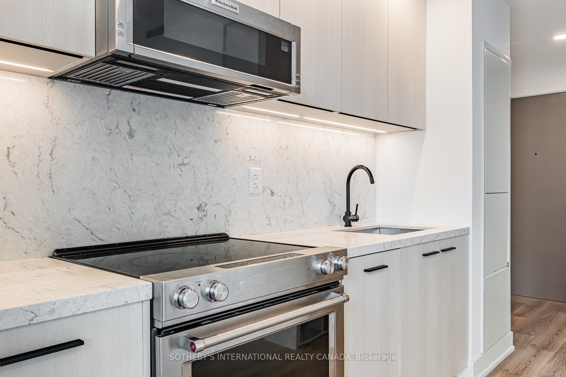 30 Mutual Street E0208 Property Photo 8