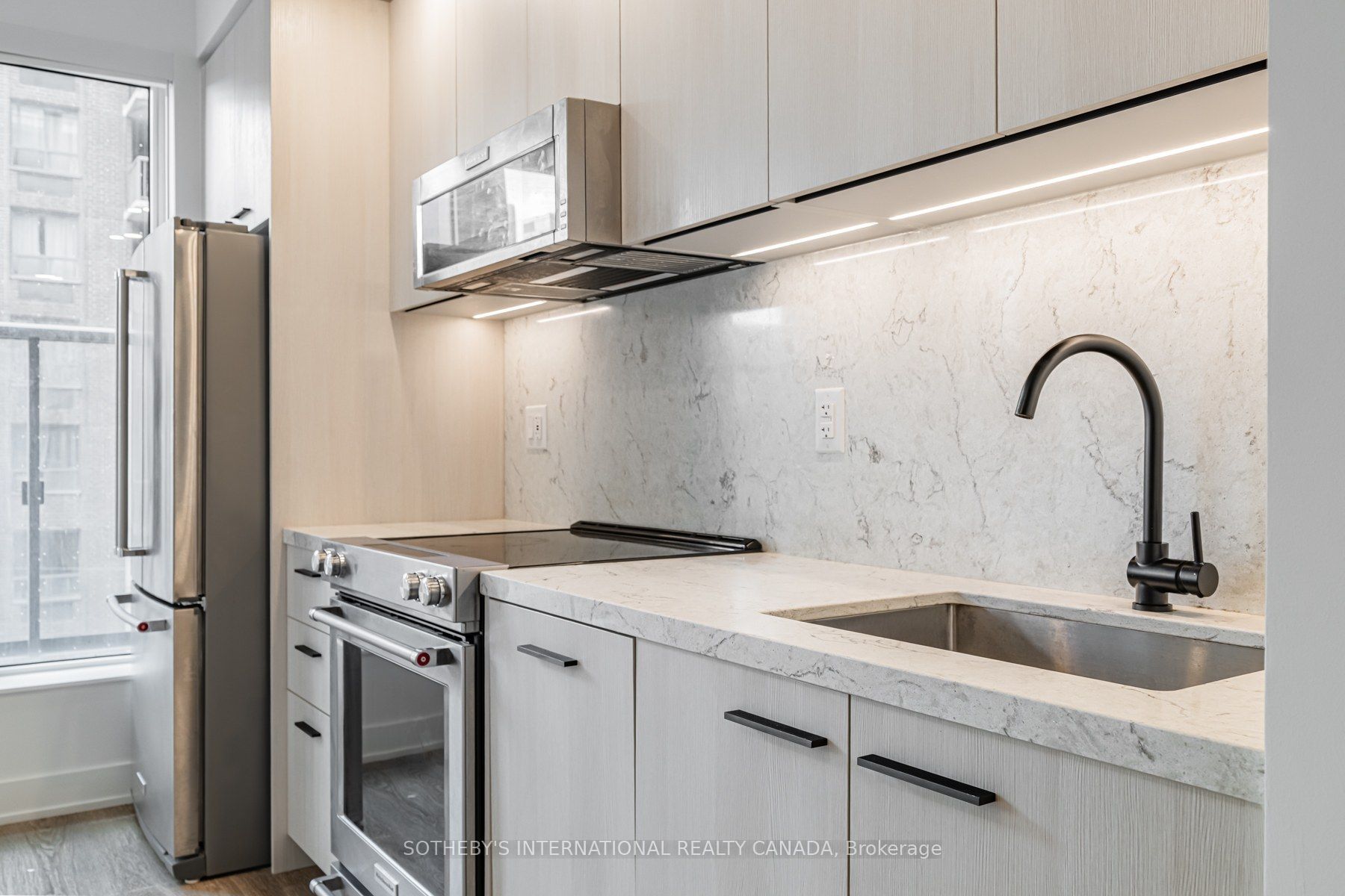 30 Mutual Street E0208 Property Photo 9