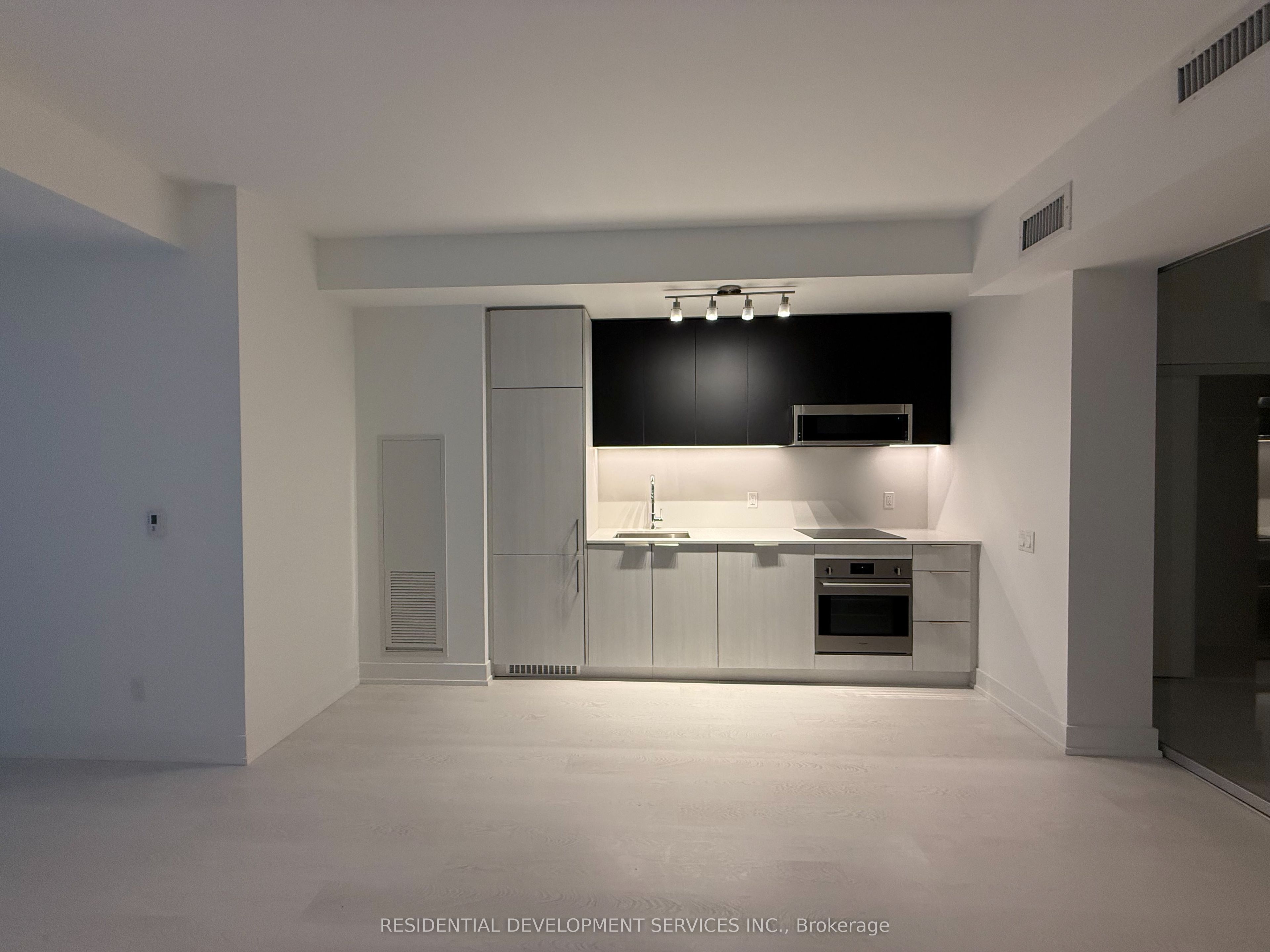 306 Jarvis Street 204 Property Photo 2