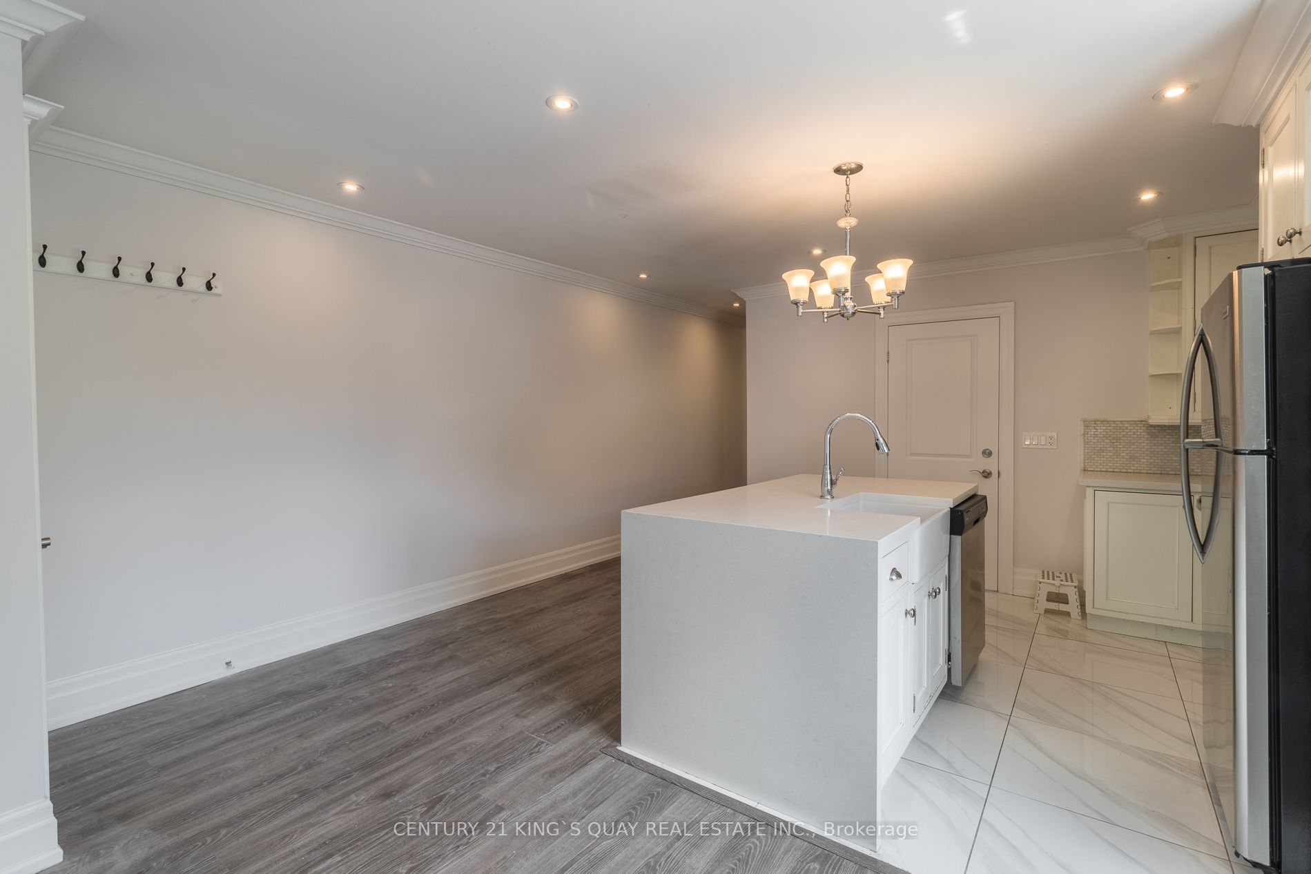 301 Cleveland Street Upper Property Photo 8