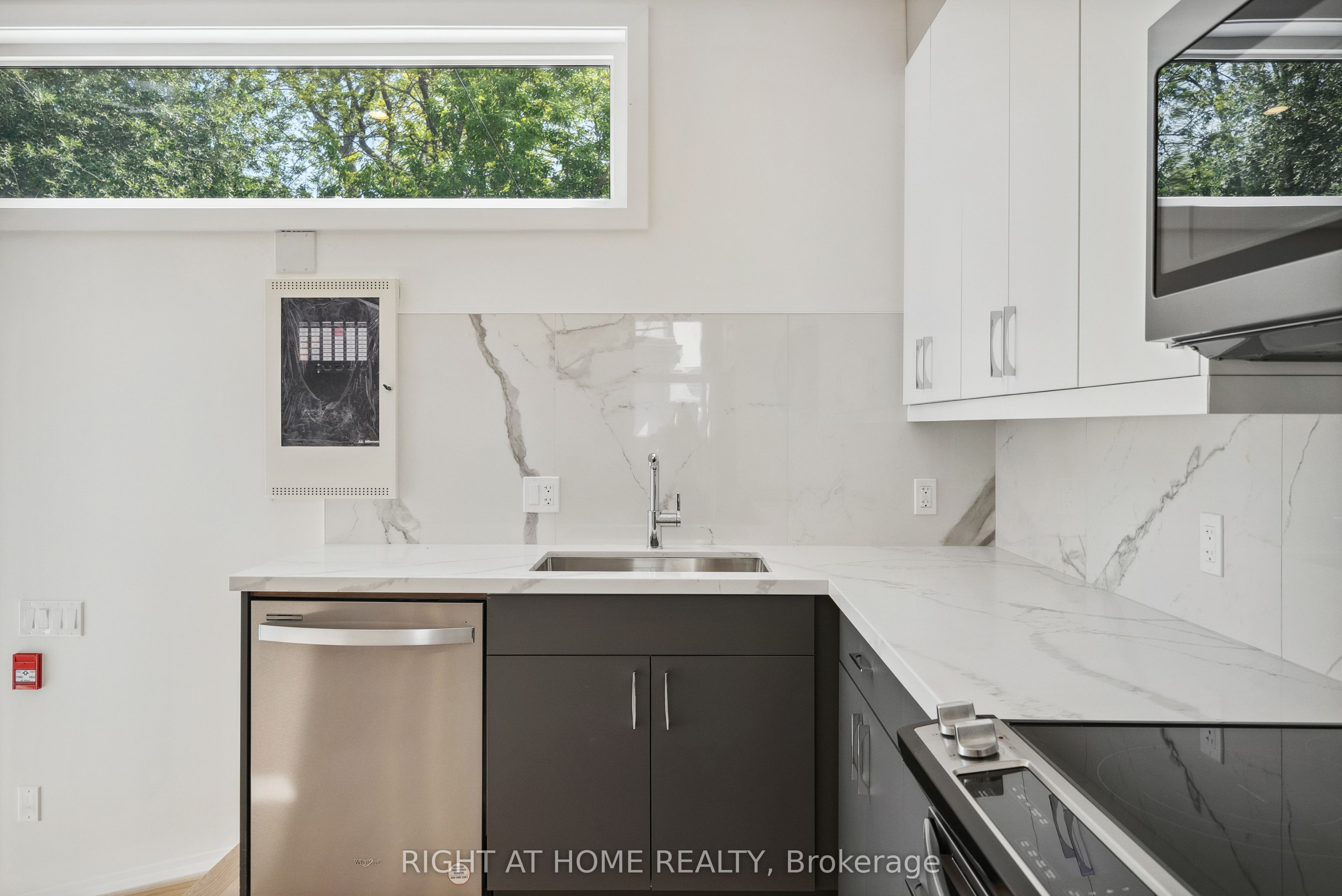 367 Howland Avenue 5 Property Photo 7