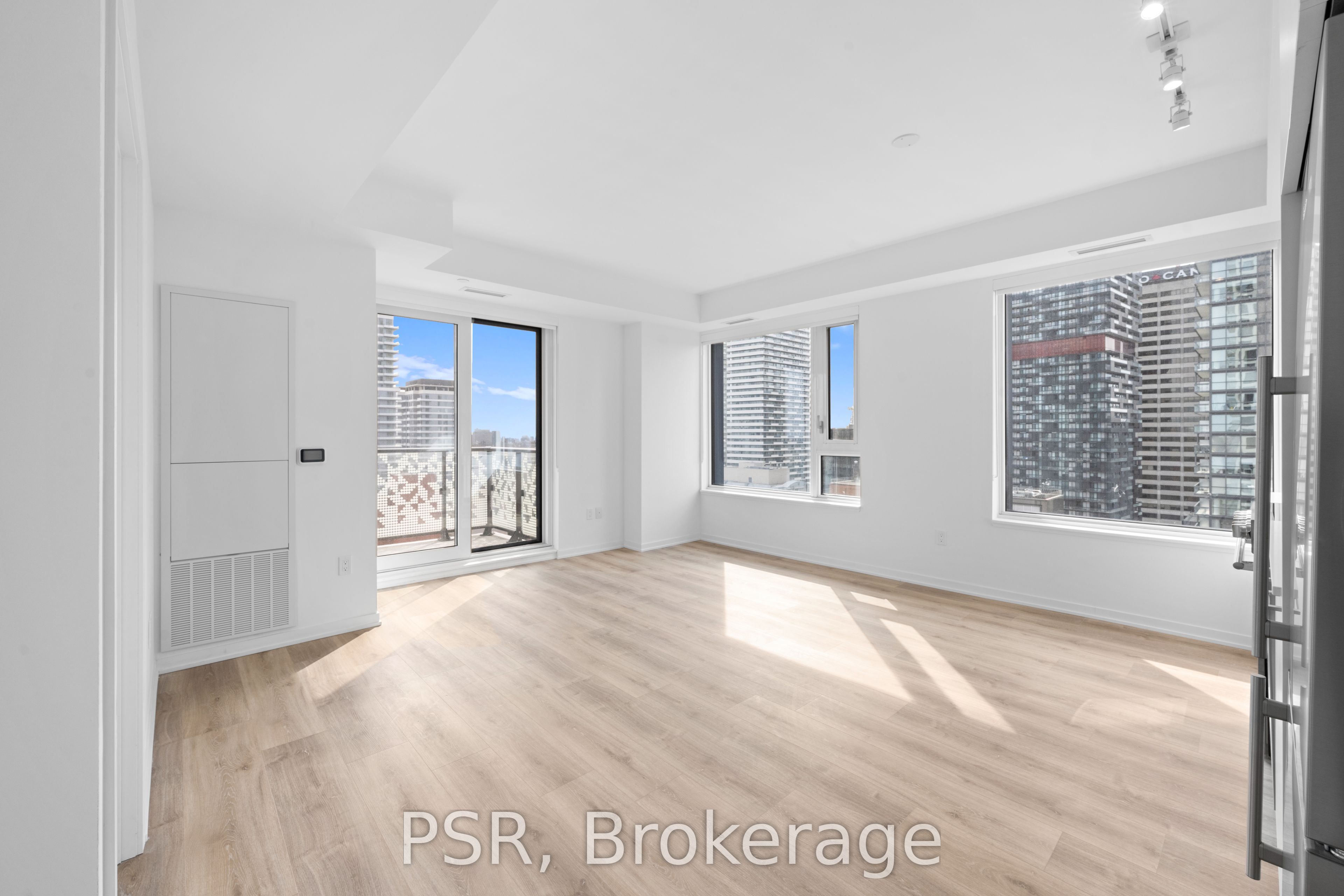 101 Roehampton Avenue 2510 Property Photo 2