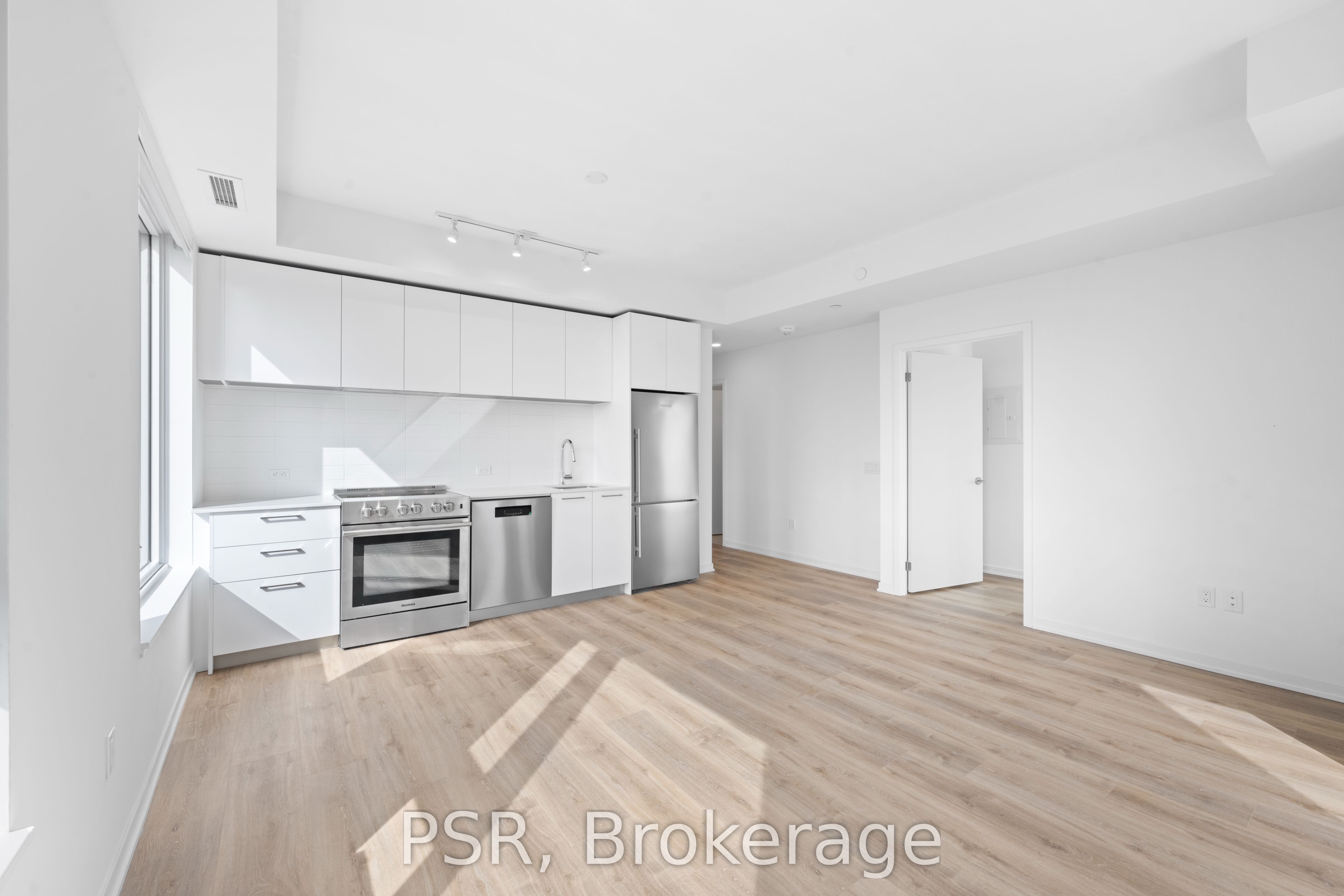 101 Roehampton Avenue 2510 Property Photo 4