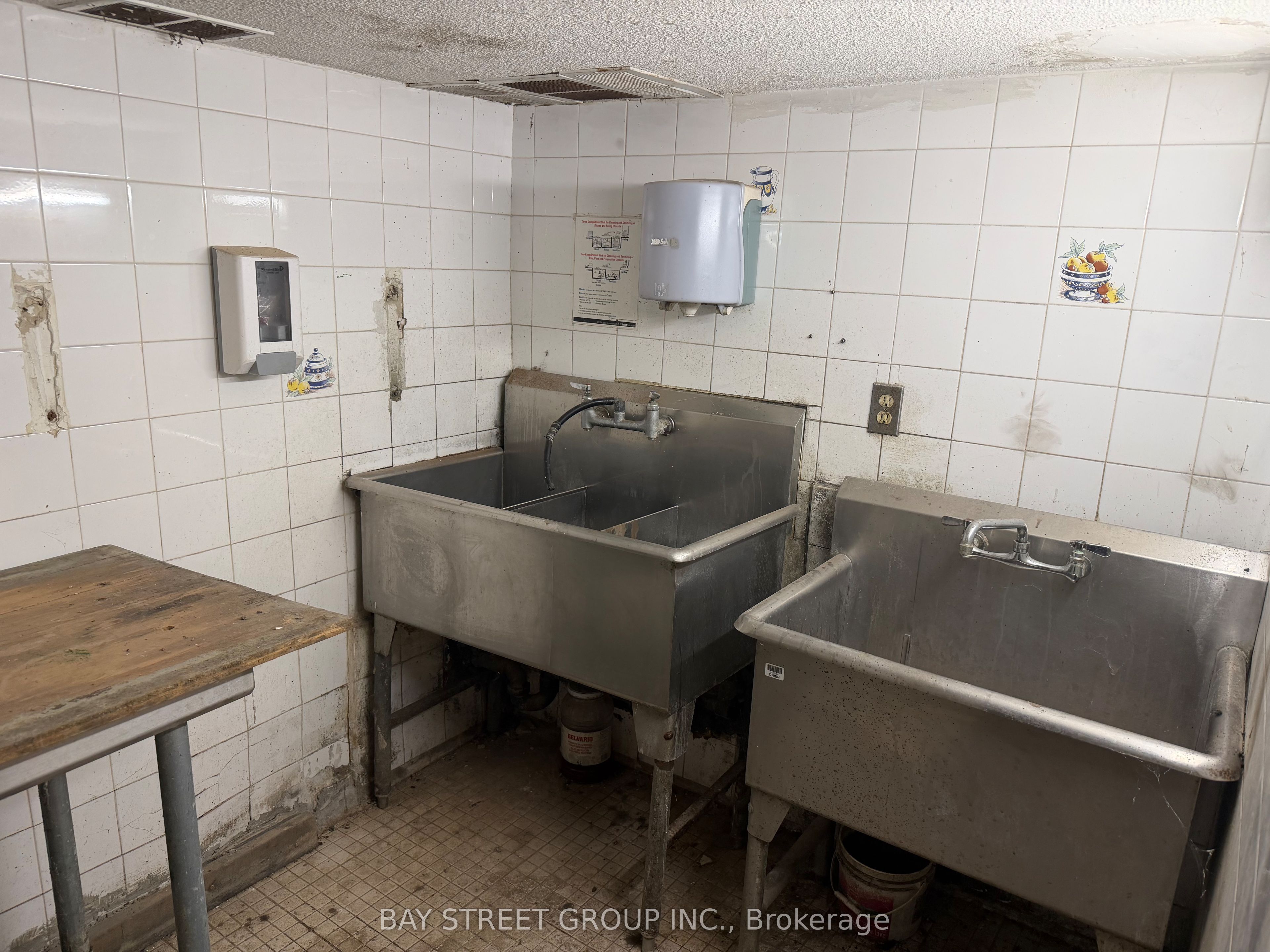 654 Spadina Avenue Property Photo 8