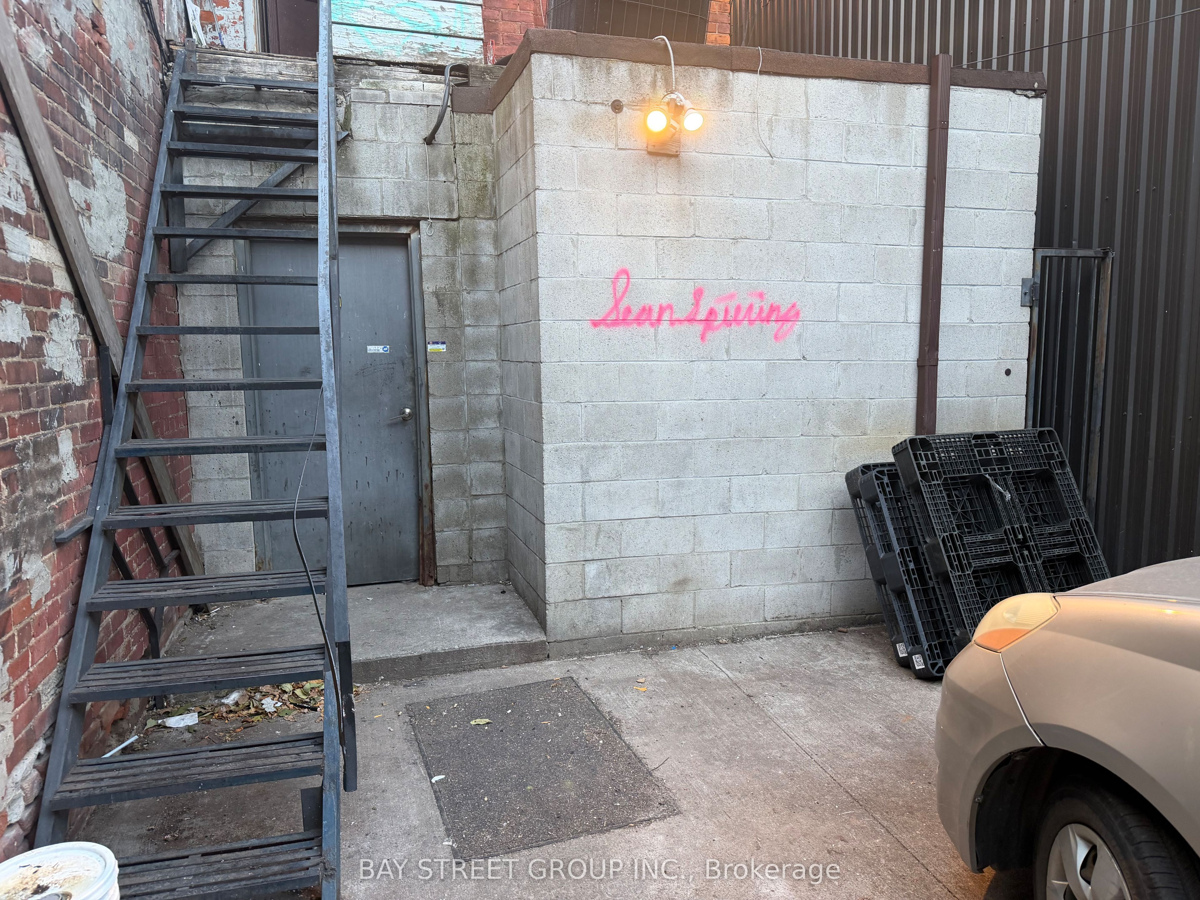 654 Spadina Avenue Property Photo 11