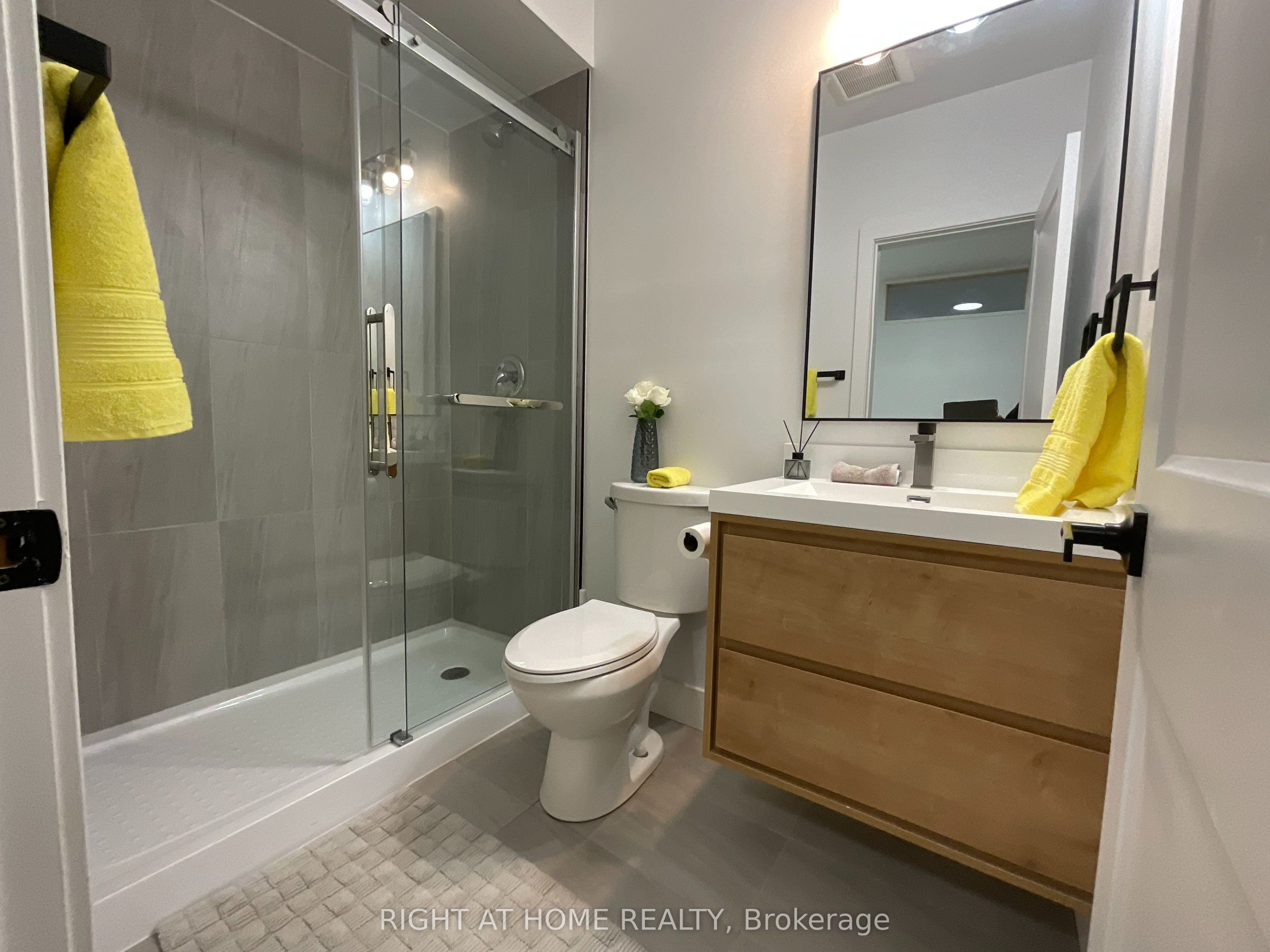 674 Manning Avenue Property Photo 4