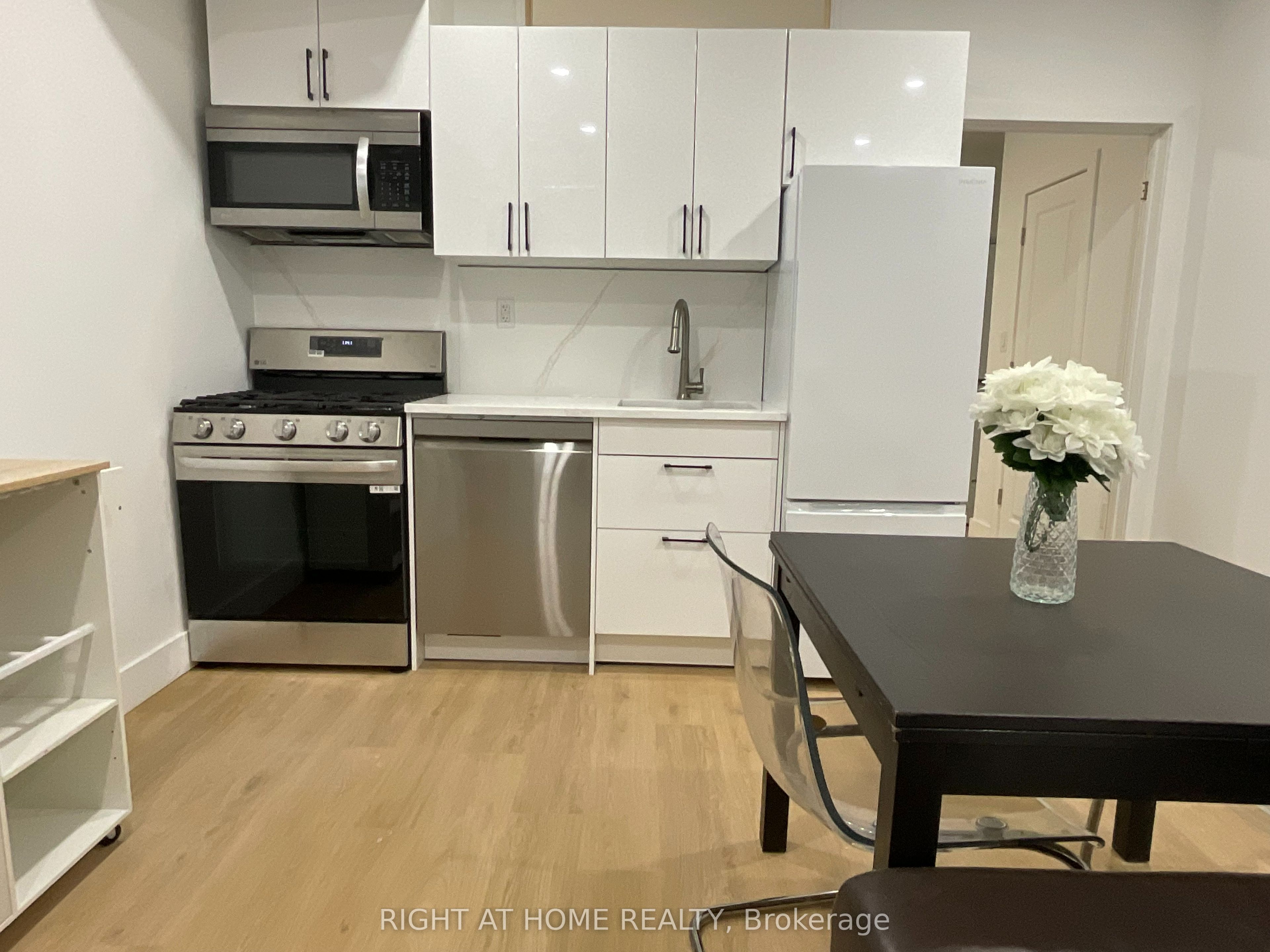 674 Manning Avenue Property Photo 8