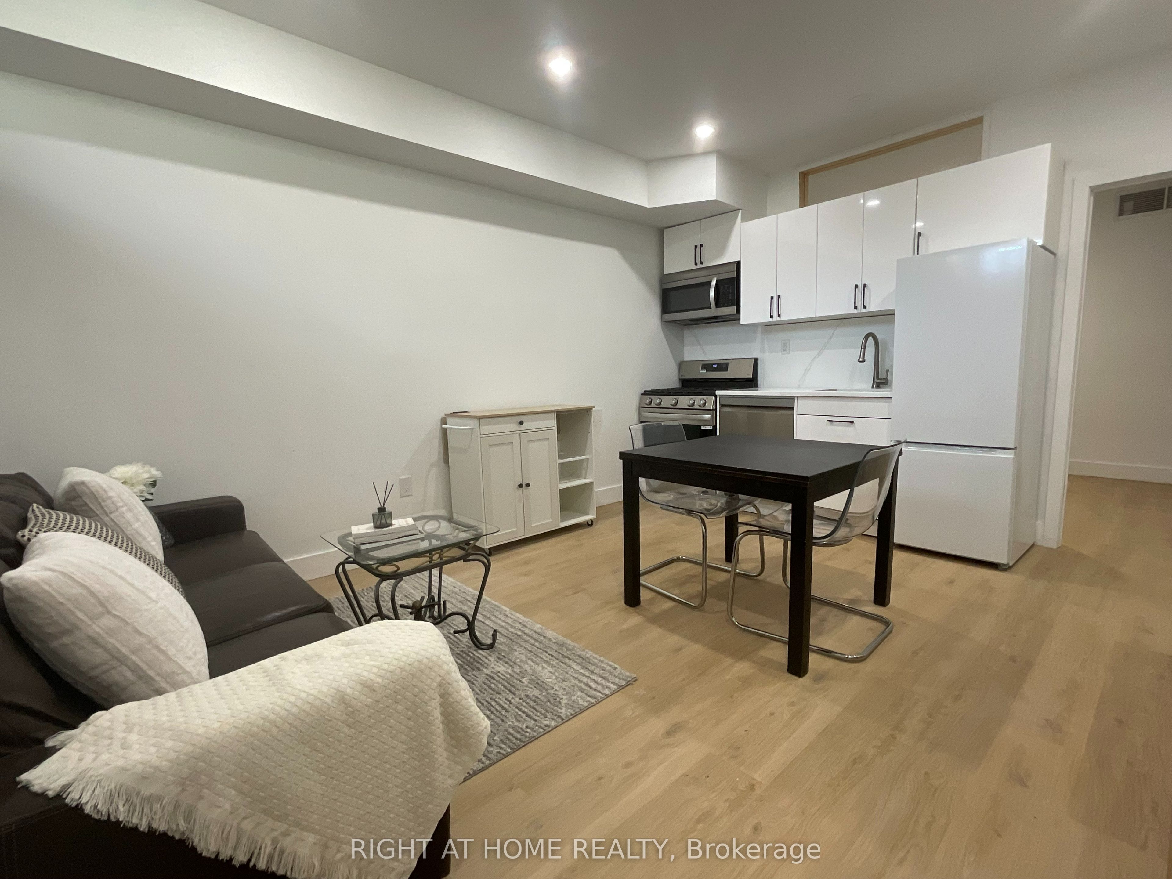 674 Manning Avenue Property Photo 11