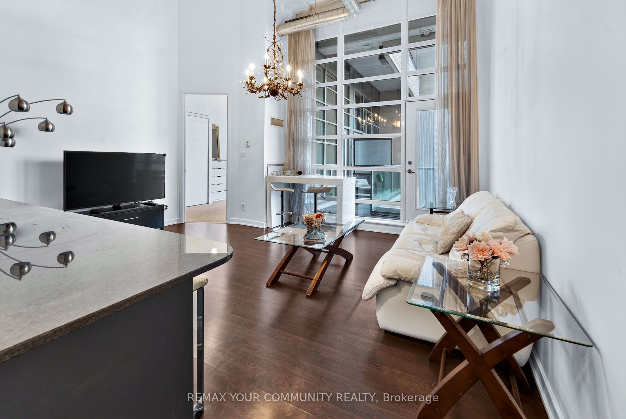 380 Macpherson Avenue 210 Property Photo 2