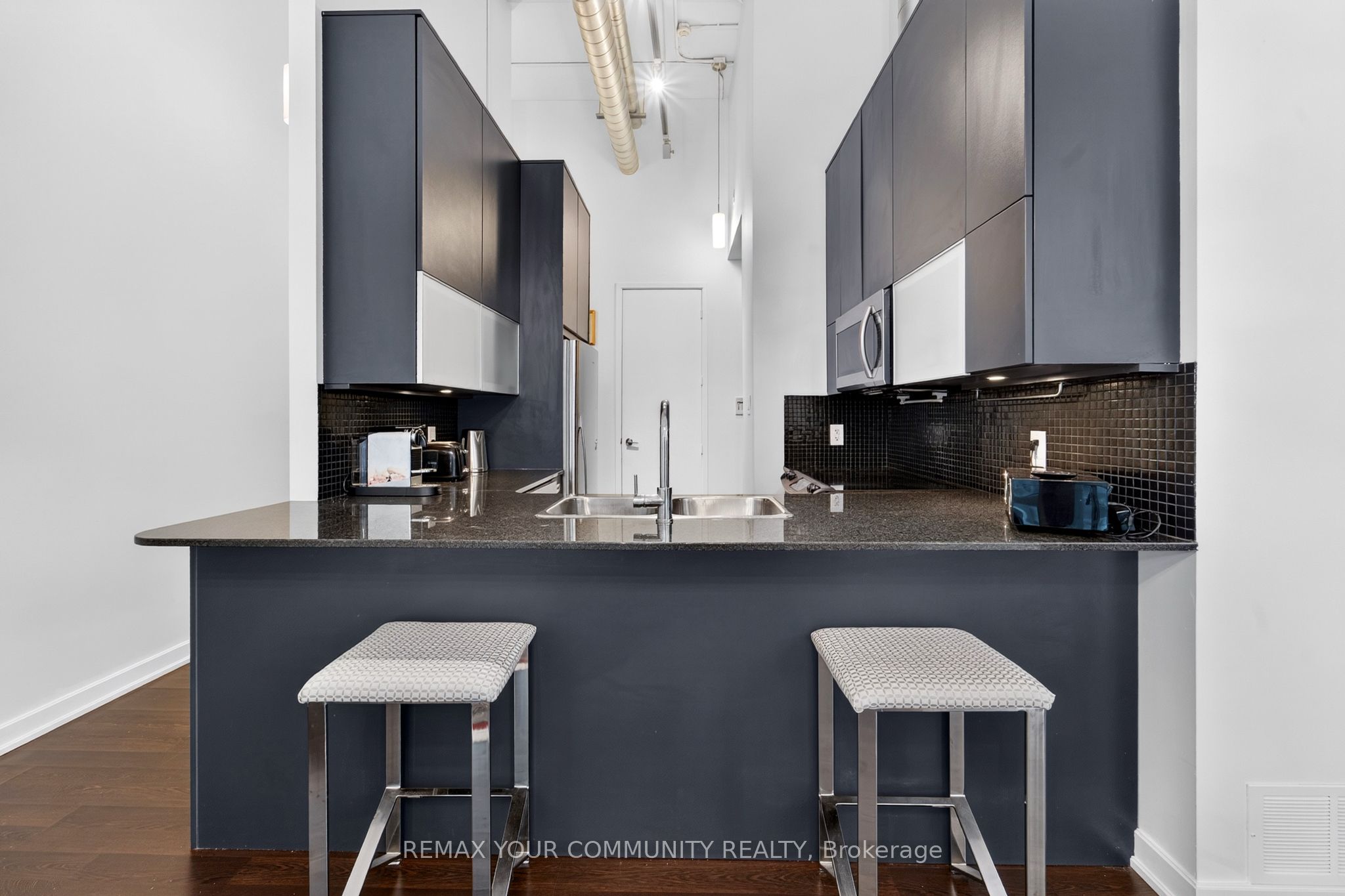 380 Macpherson Avenue 210 Property Photo 8