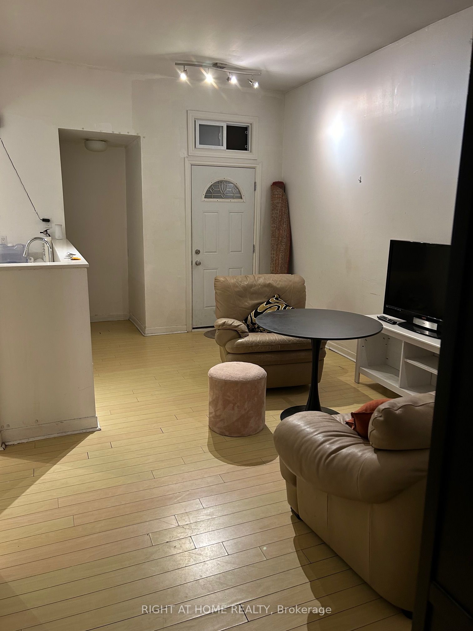 210 Mccaul Street B Property Photo 4