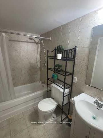 15 Blithfield Avenue S Lower Property Photo 6