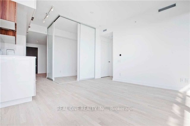 185 Roehampton Avenue 2006 Property Photo 4