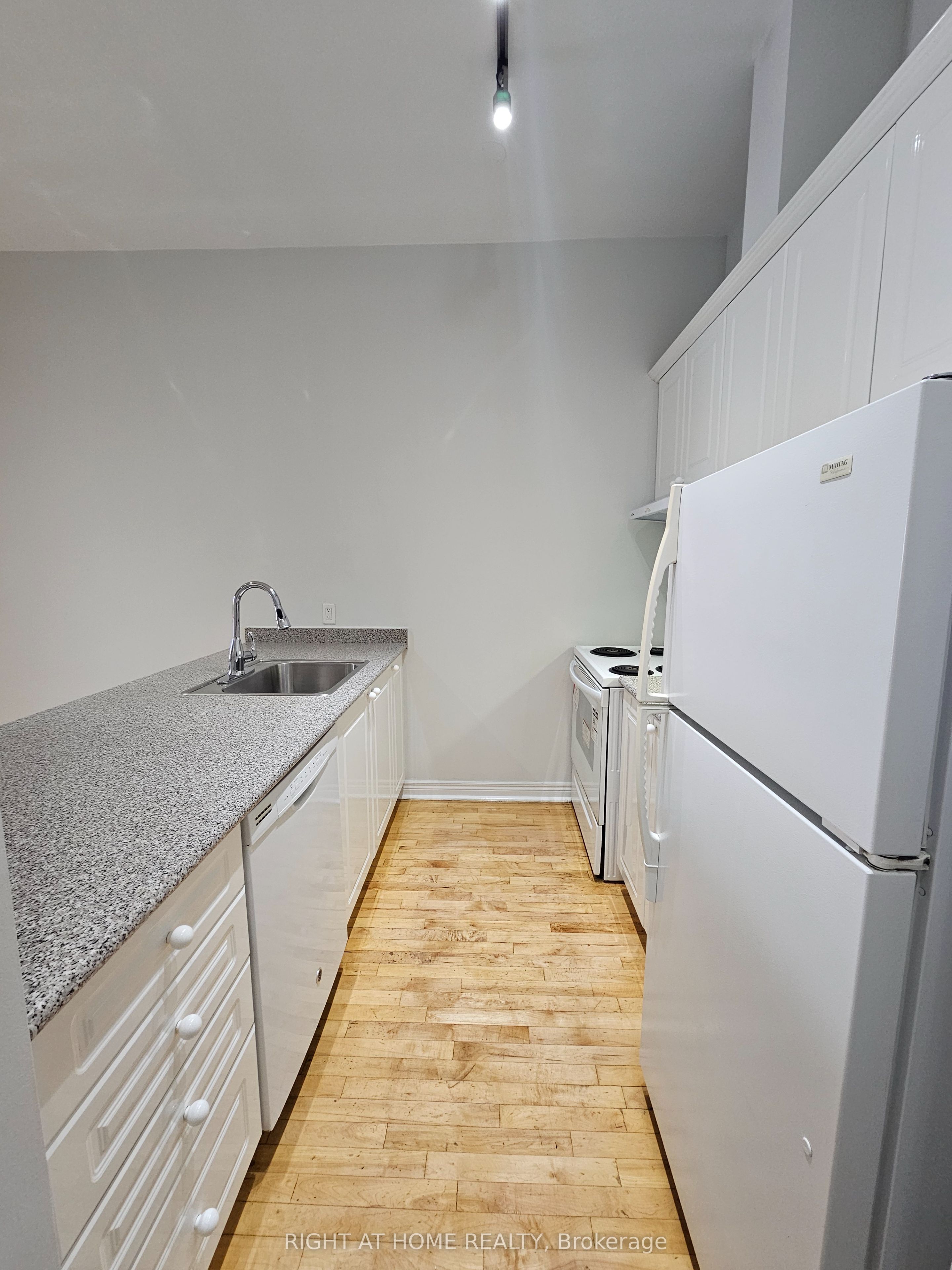 524 Yonge Street 207 Property Photo 3