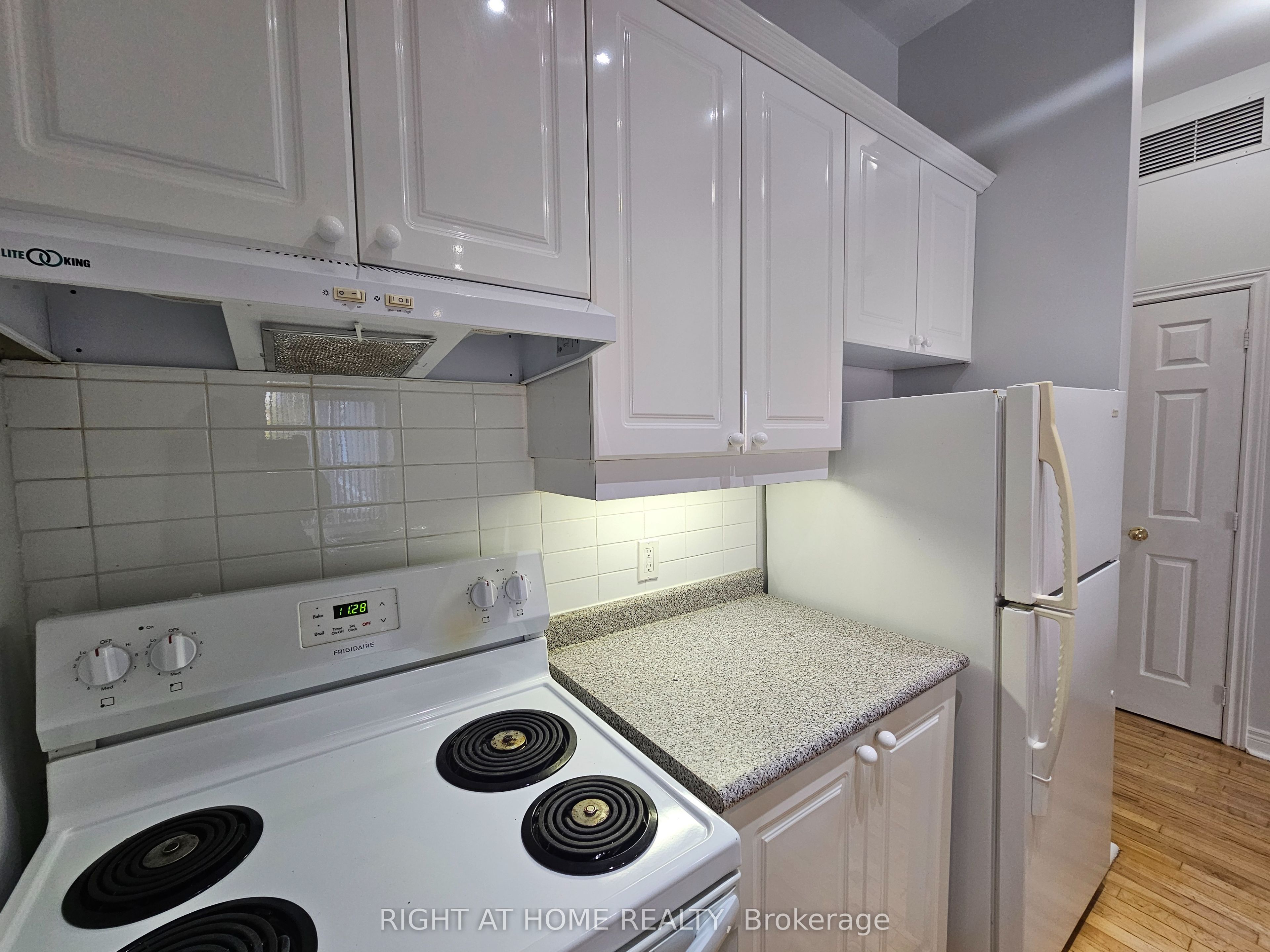 524 Yonge Street 207 Property Photo 4