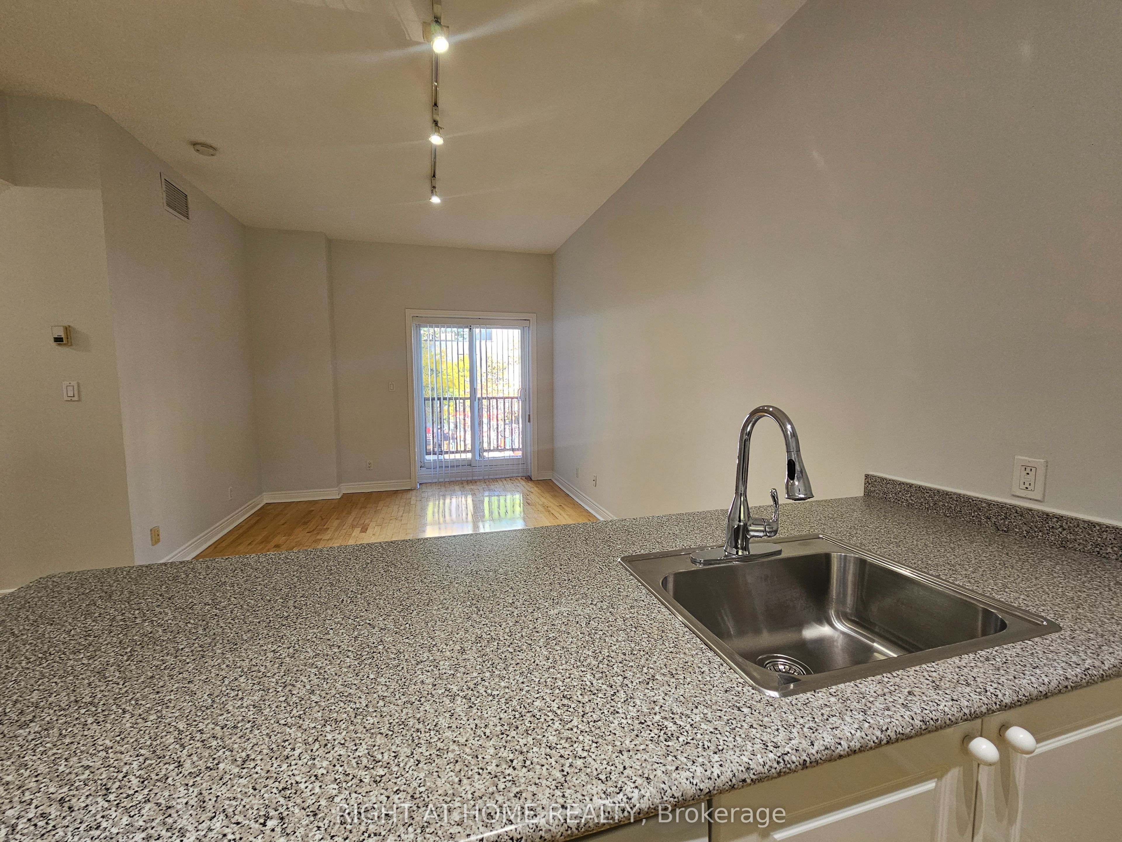 524 Yonge Street 207 Property Photo 6