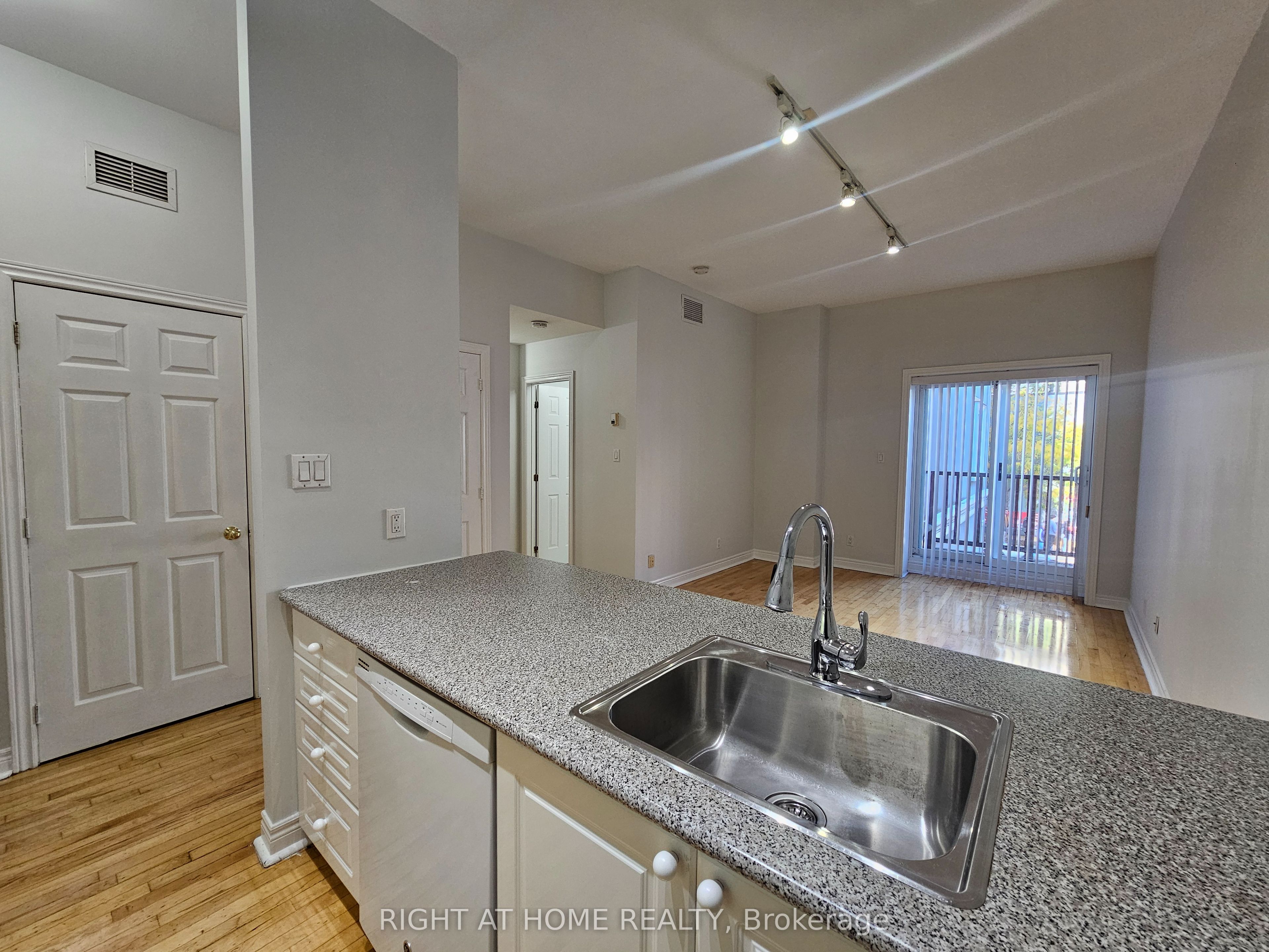 524 Yonge Street 207 Property Photo 7