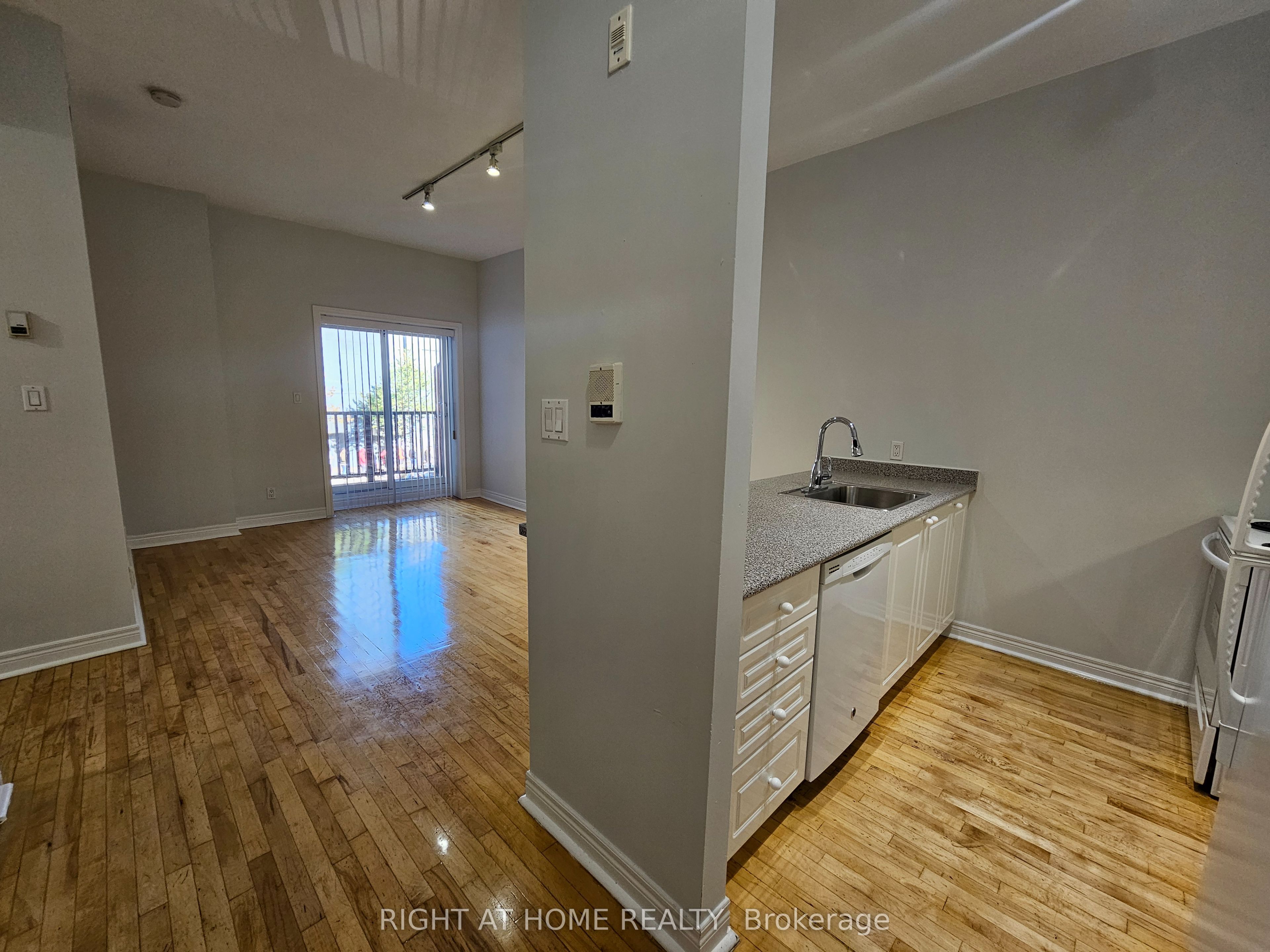524 Yonge Street 207 Property Photo 8