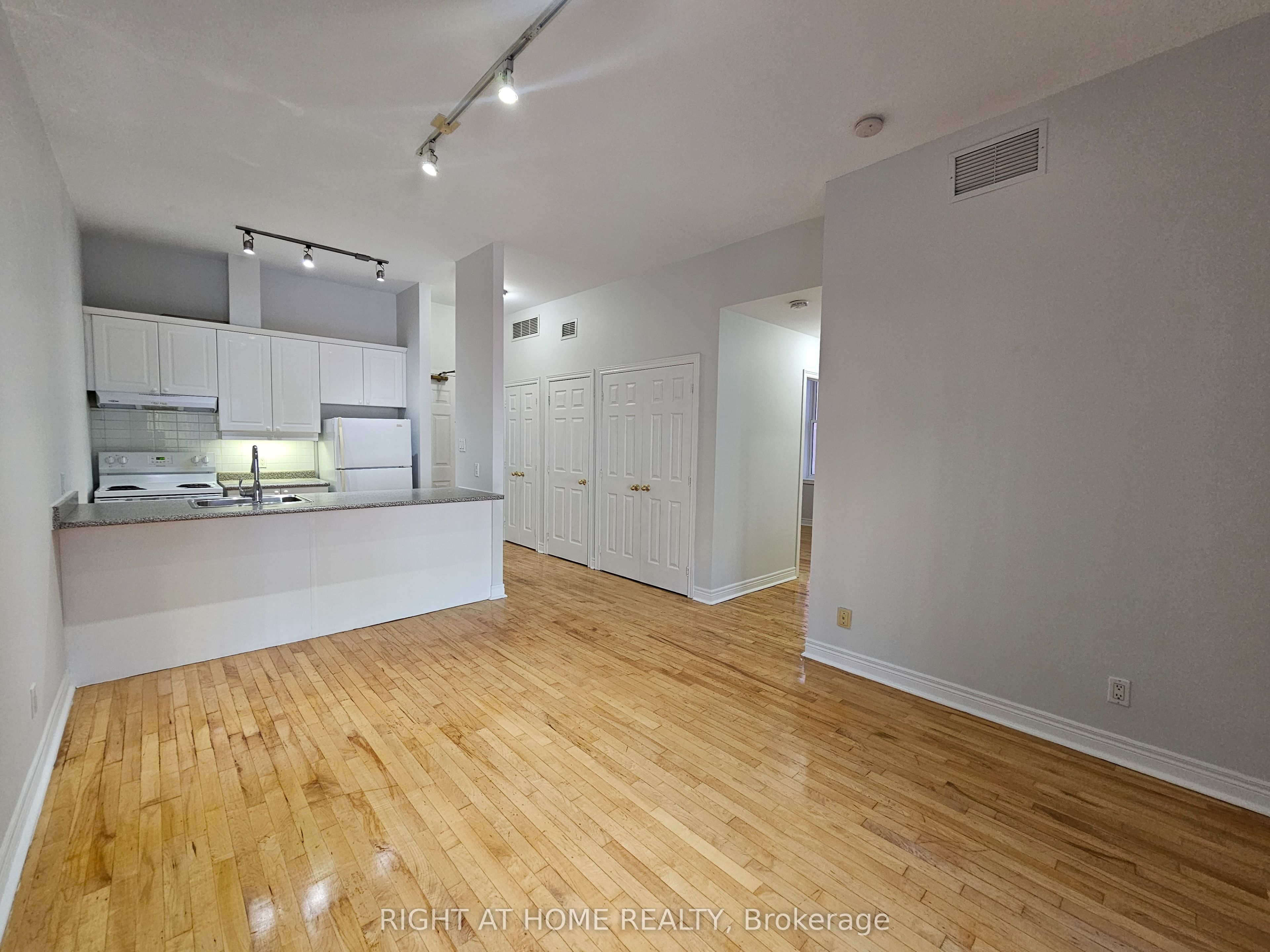 524 Yonge Street 207 Property Photo 12