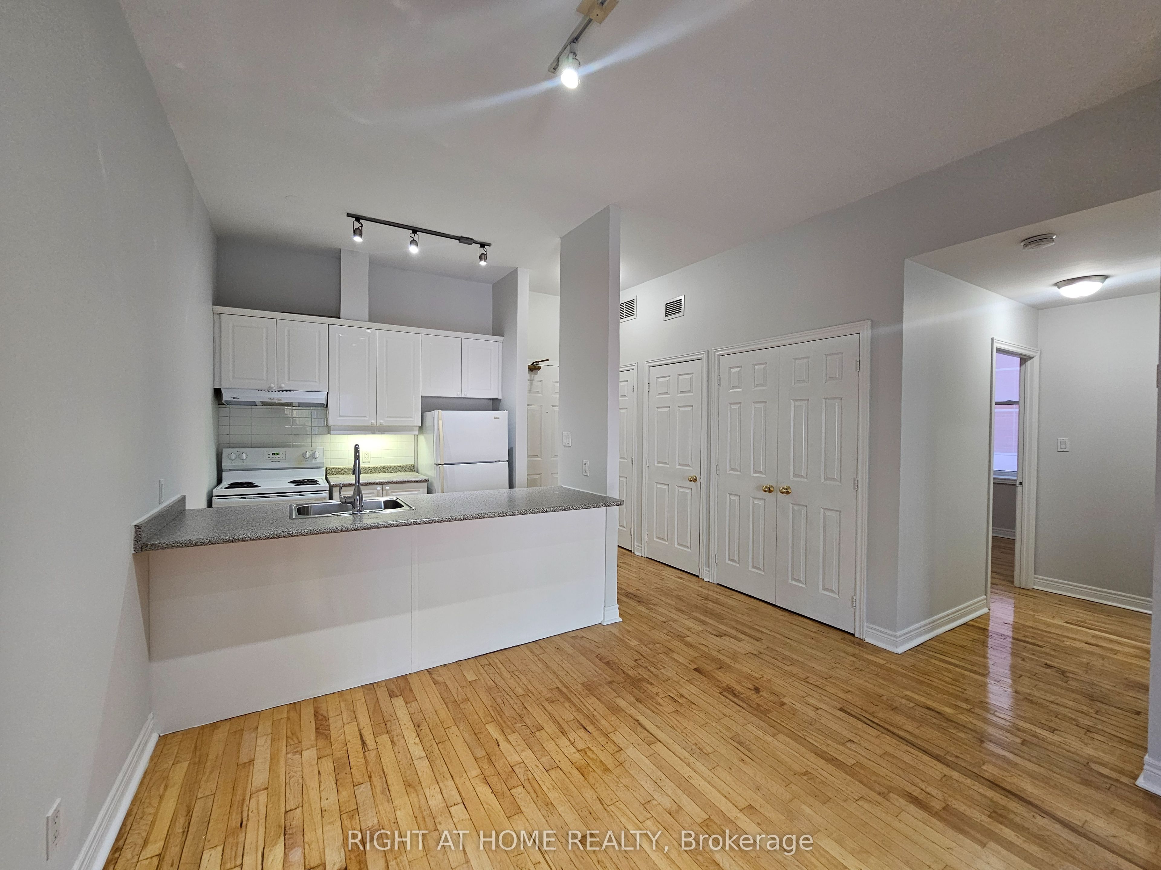 524 Yonge Street 207 Property Photo 13