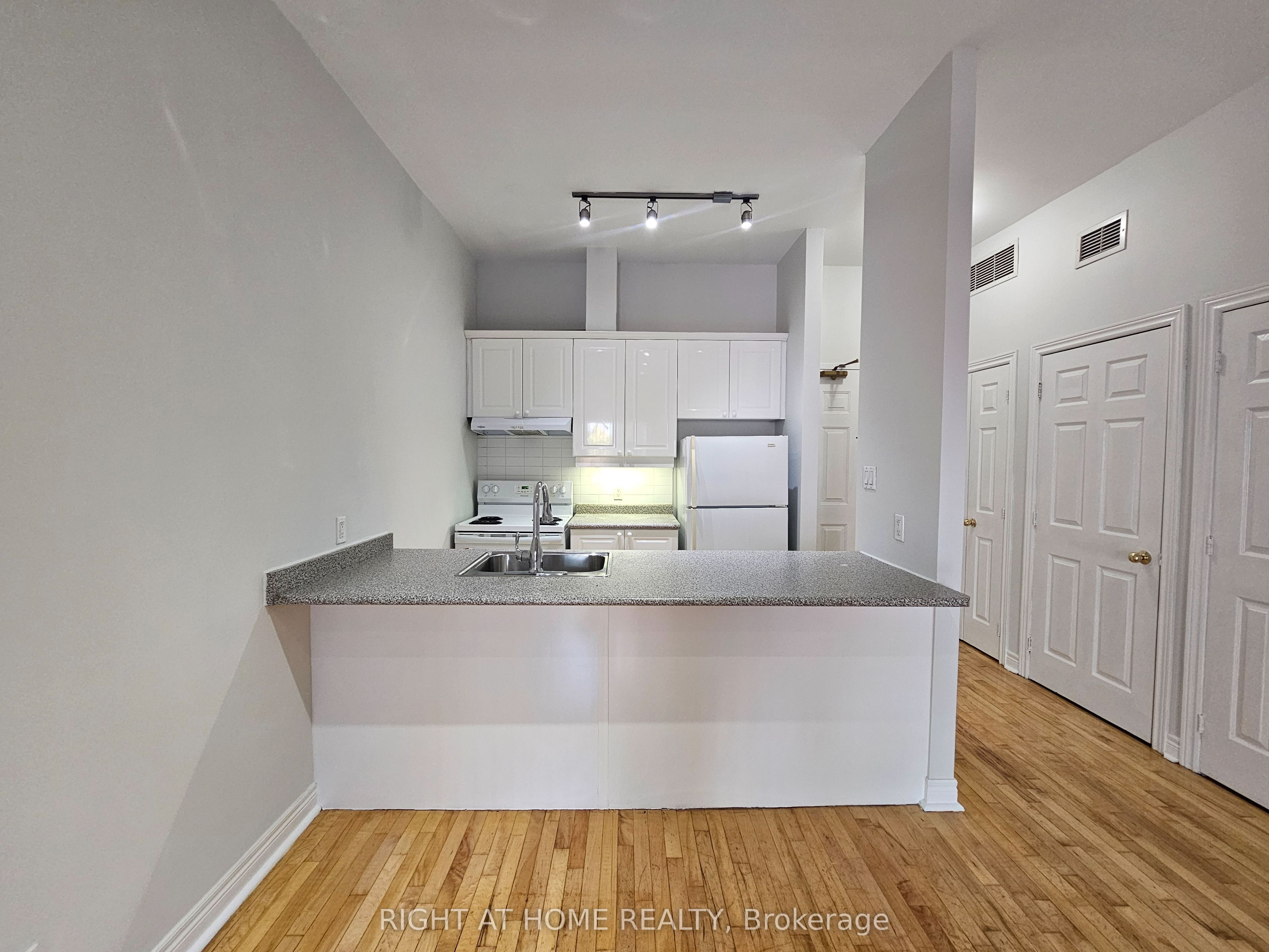 524 Yonge Street 207 Property Photo 14