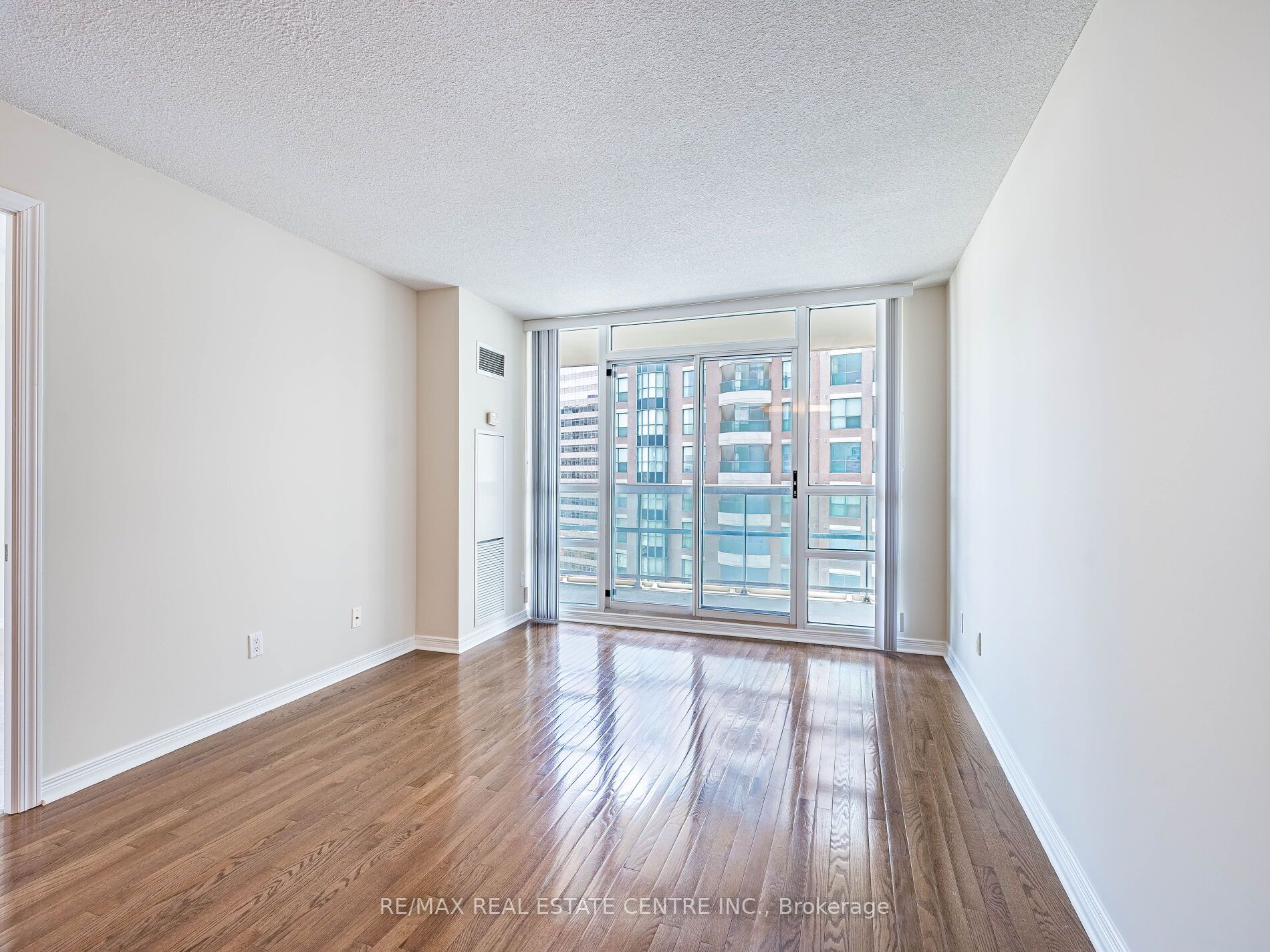 509 Beecroft Road 1817 Property Photo 17