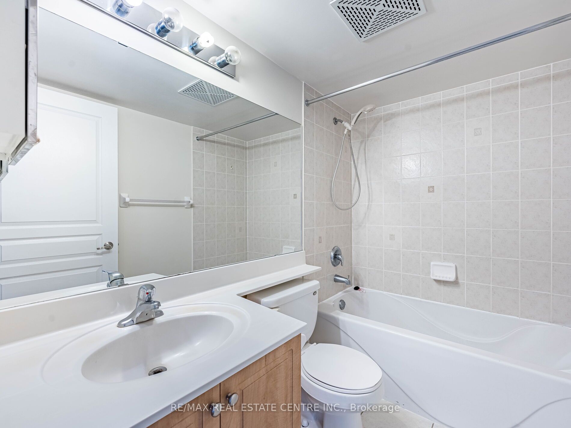 509 Beecroft Road 1817 Property Photo 23