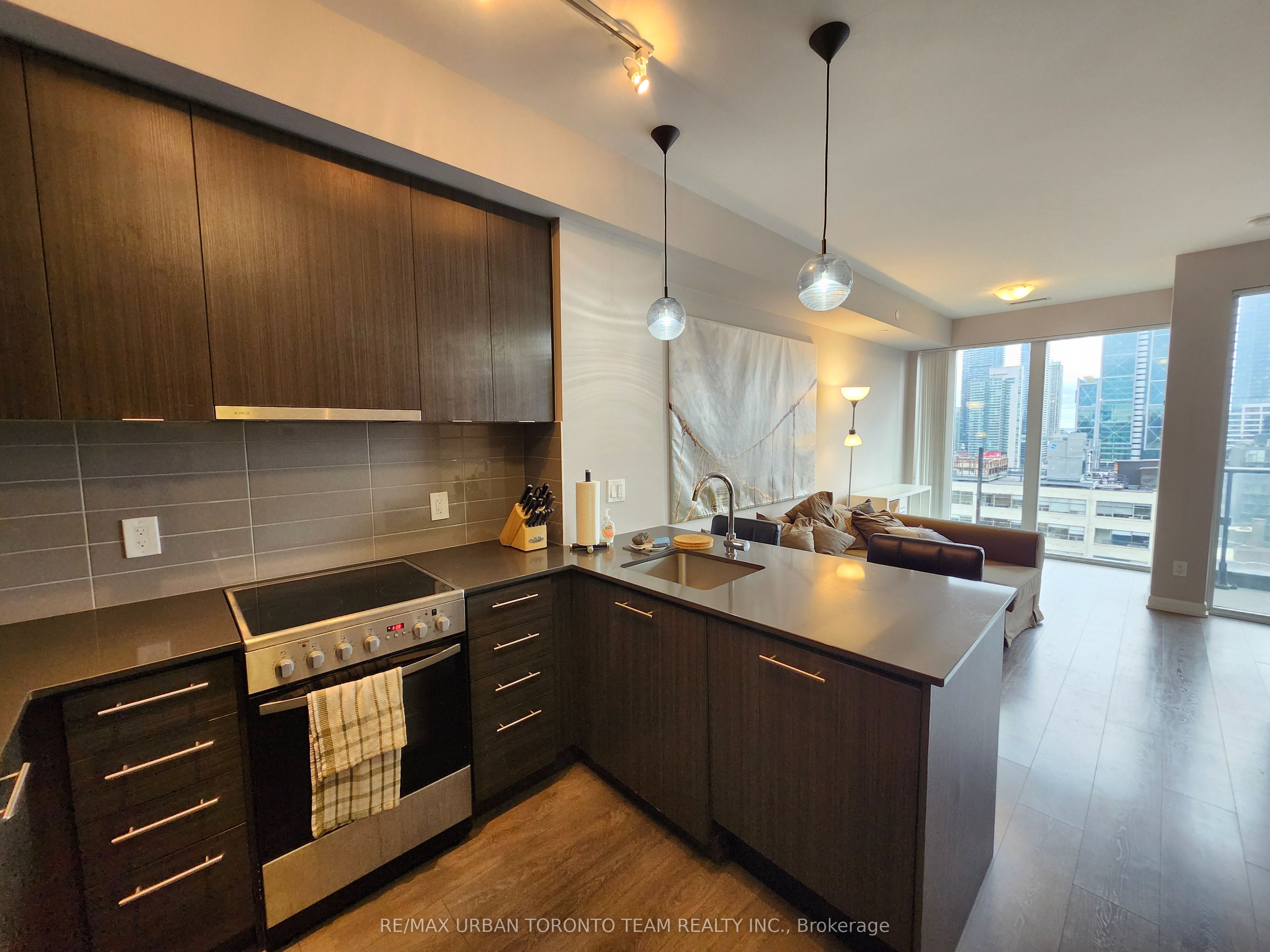 435 Richmond Street W 1505 Property Photo 3