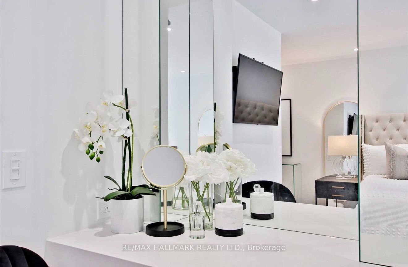 5 Hanna Avenue 108 Property Photo 12