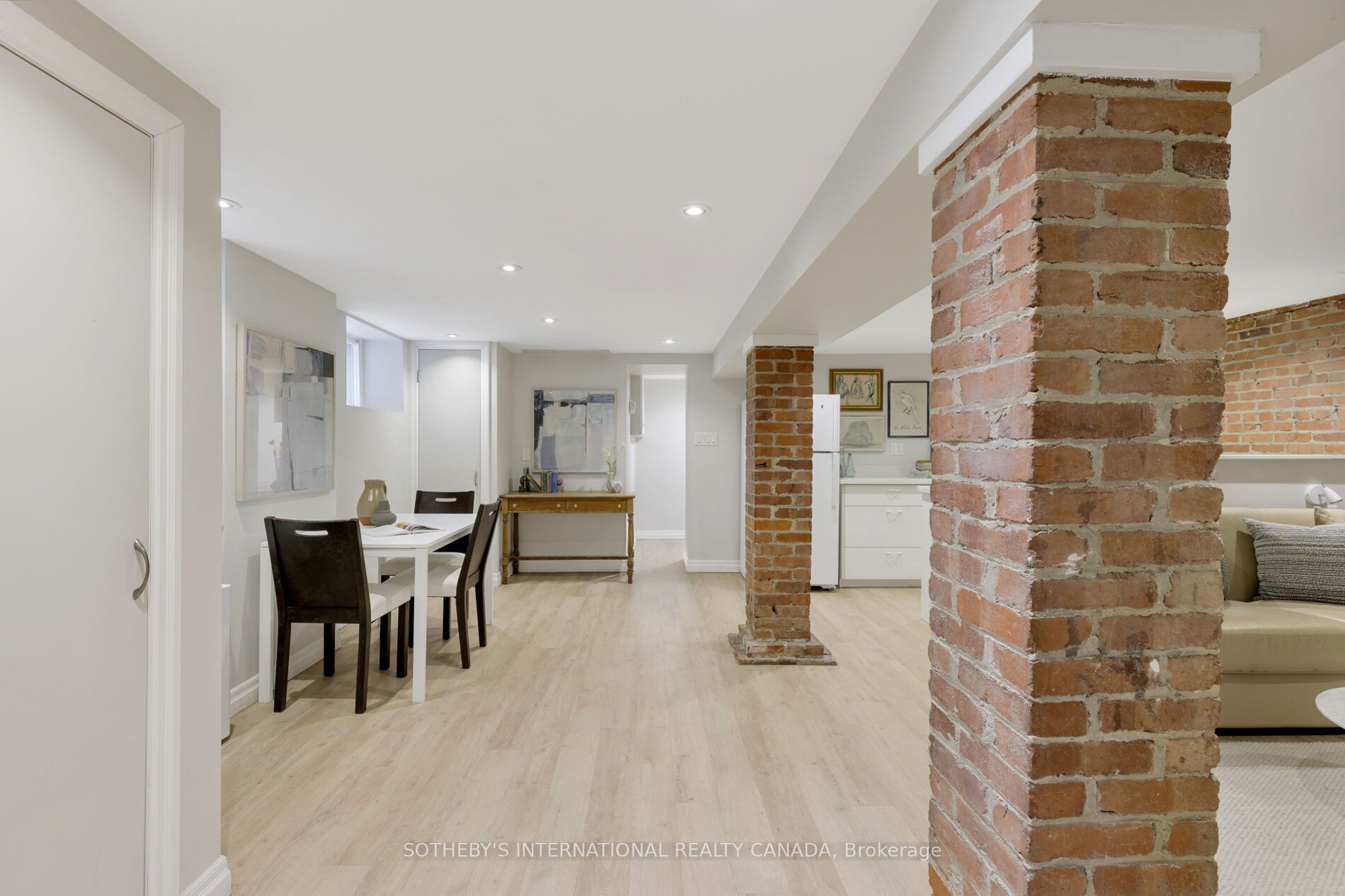 126 Hilton Avenue Property Photo 27
