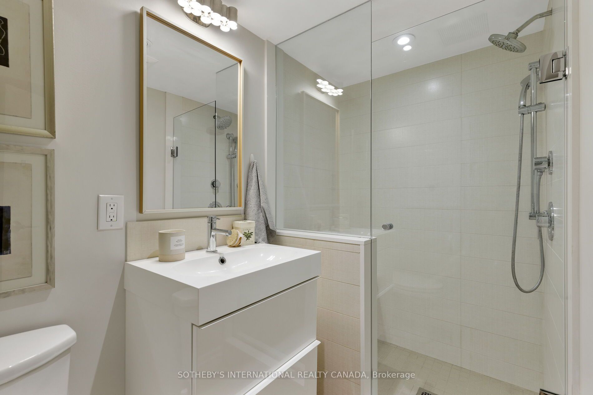 126 Hilton Avenue Property Photo 31