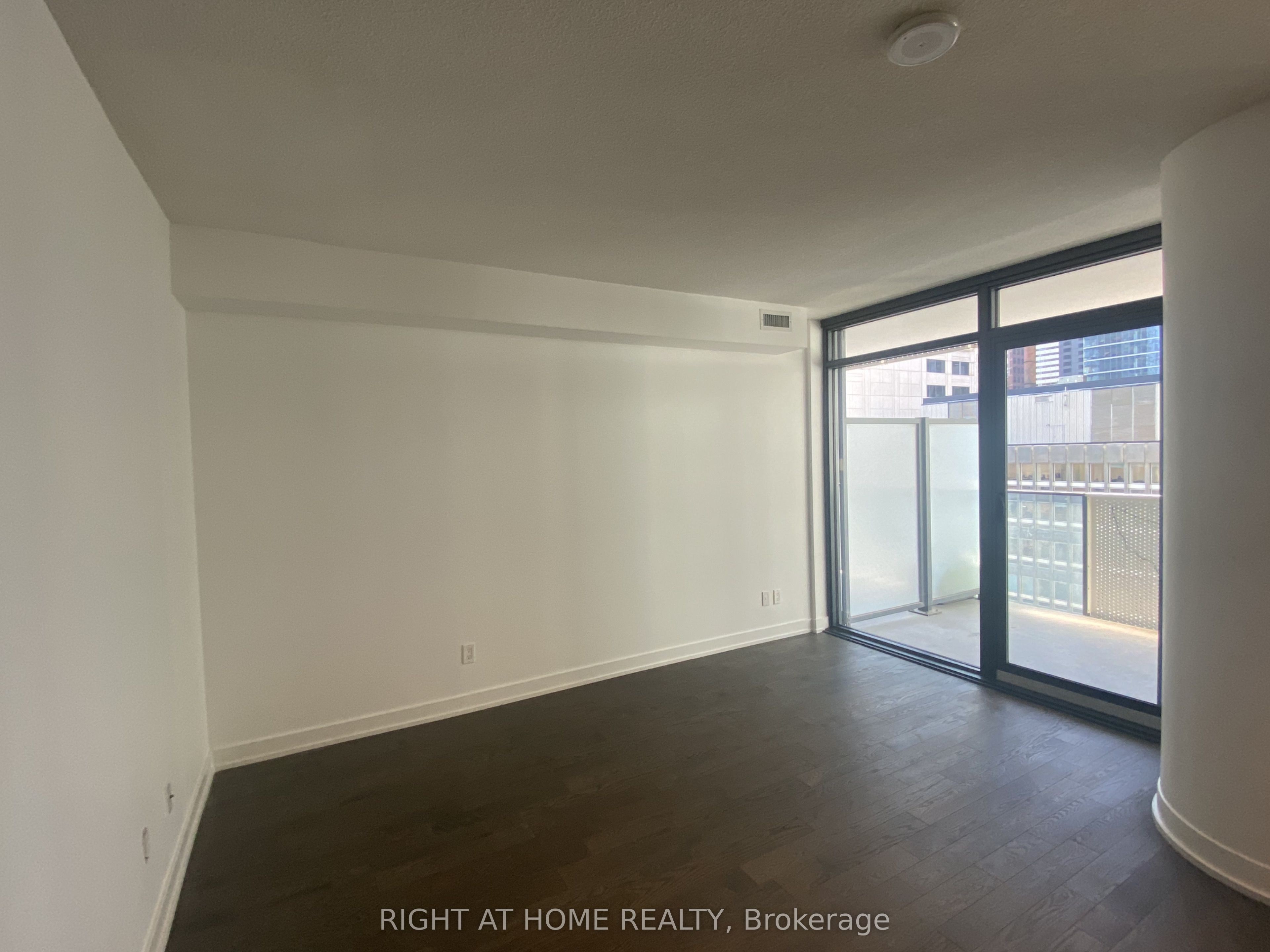 25 Richmond Street E 6 Property Photo 3