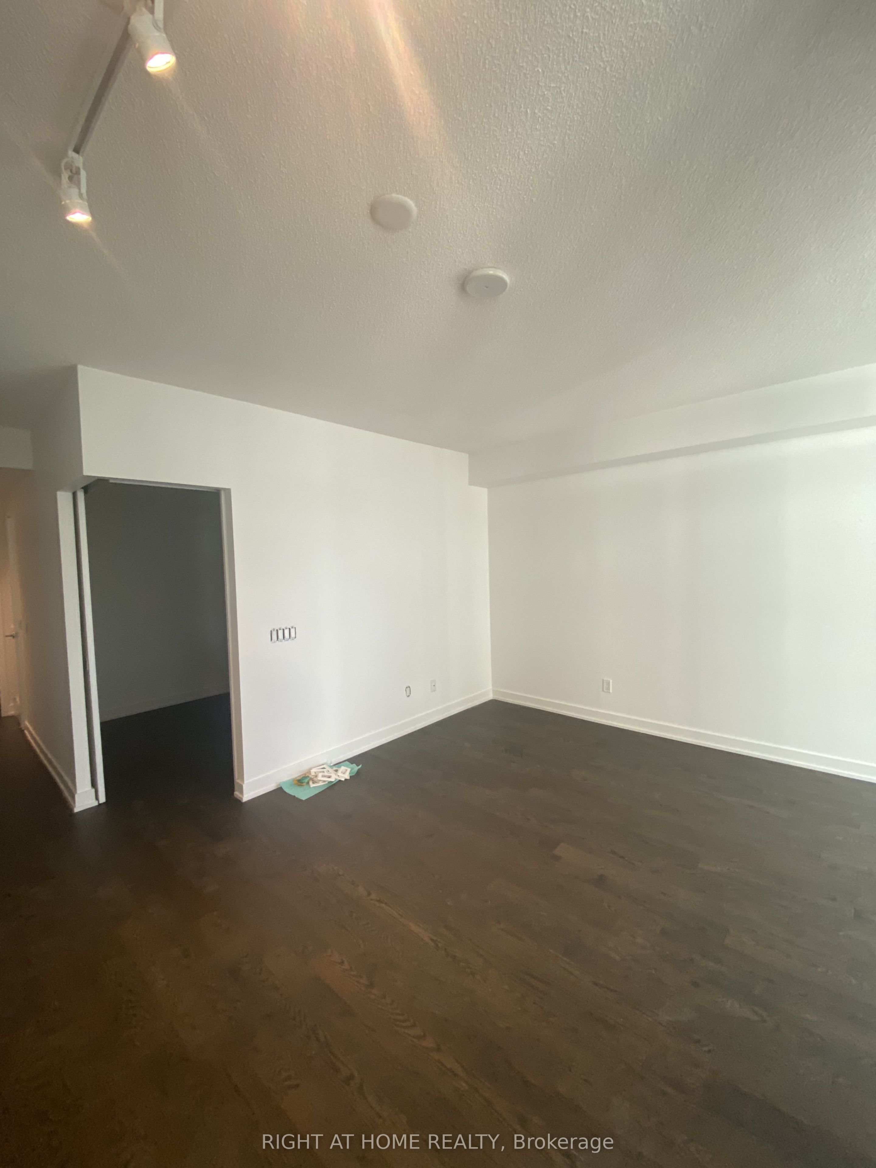 25 Richmond Street E 6 Property Photo 4