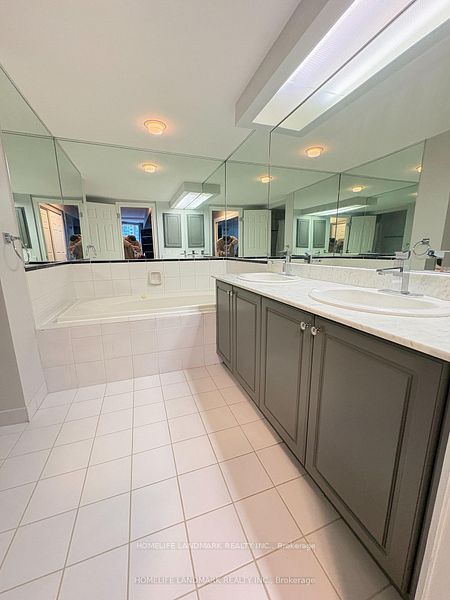 71 Simcoe Street 1002 Property Photo 14