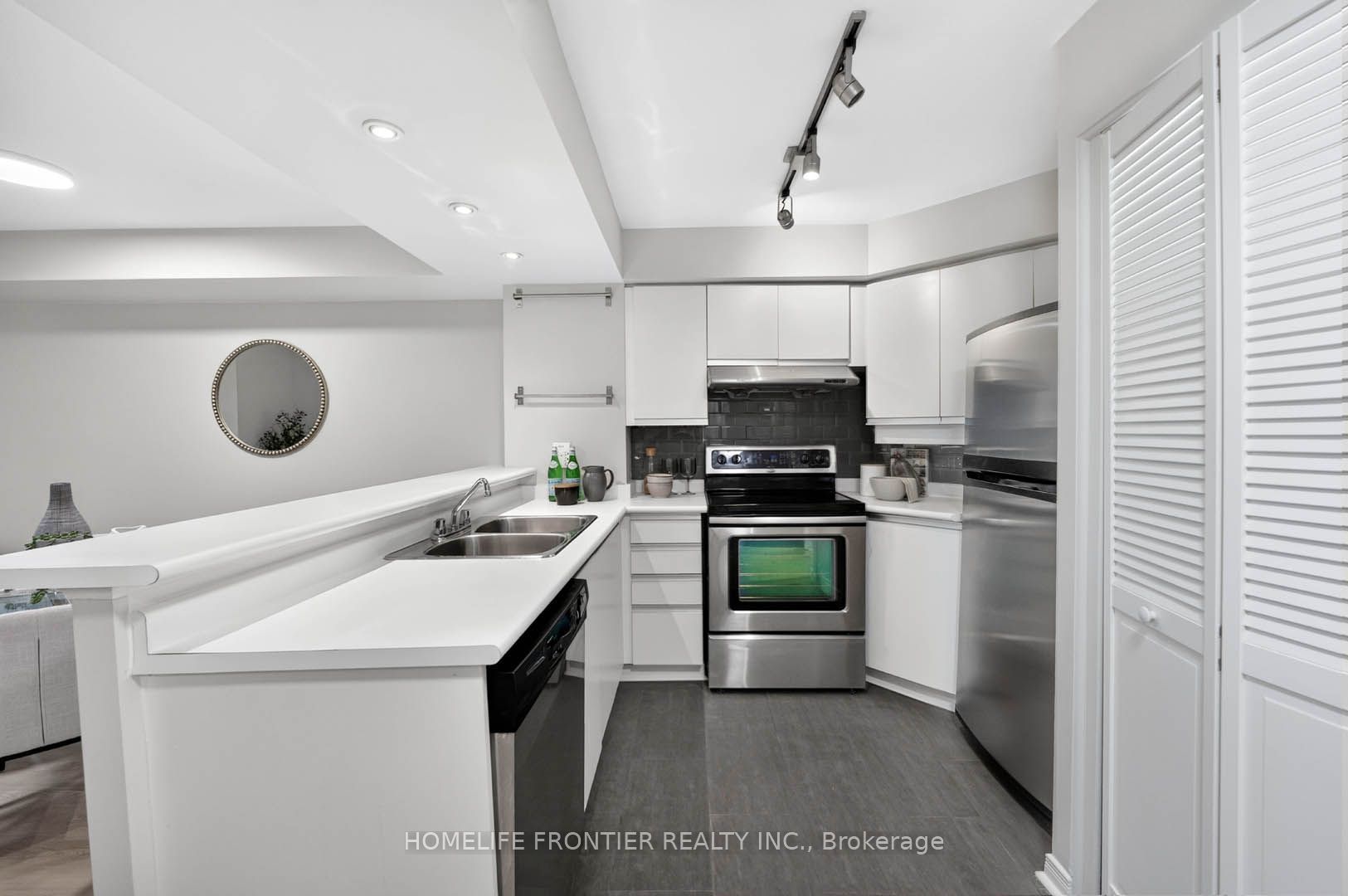 801 King Street 608 Property Photo 10