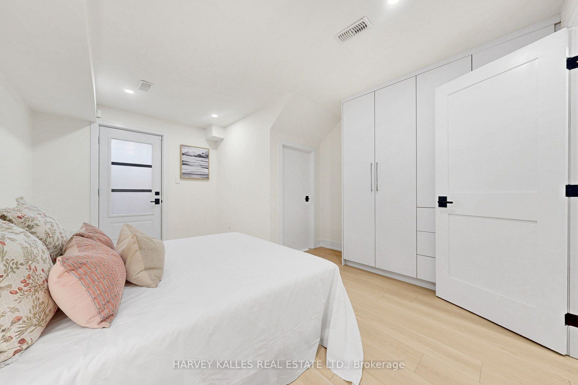262 Euclid Avenue Property Photo 40