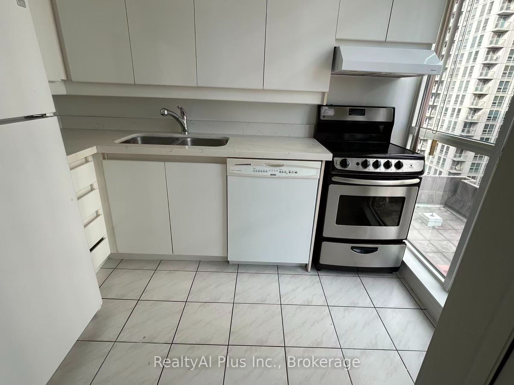 736 Bay Street 2210 Property Photo 3