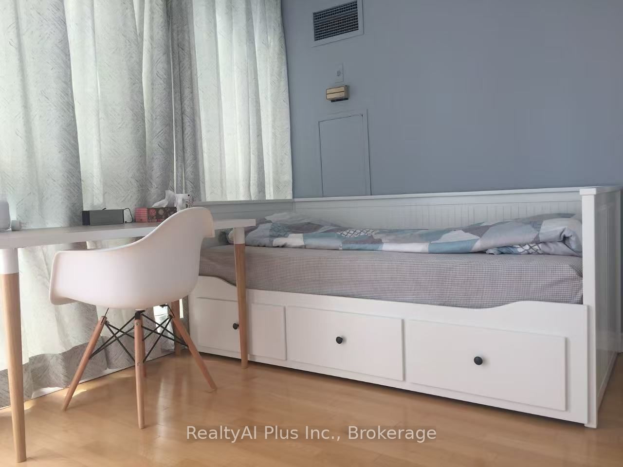 736 Bay Street 2210 Property Photo 5
