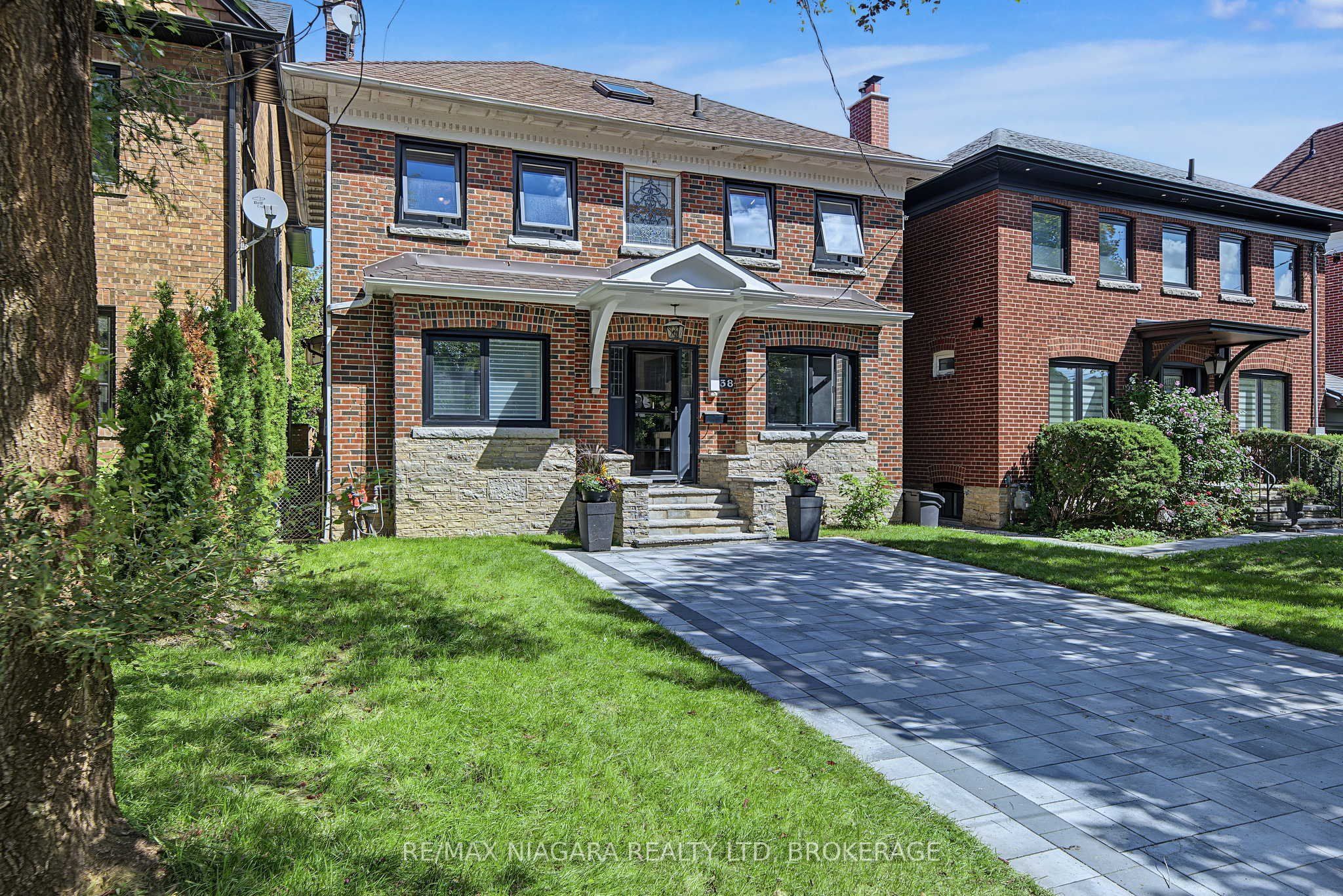 38 Yonge Boulevard Property Photo 2