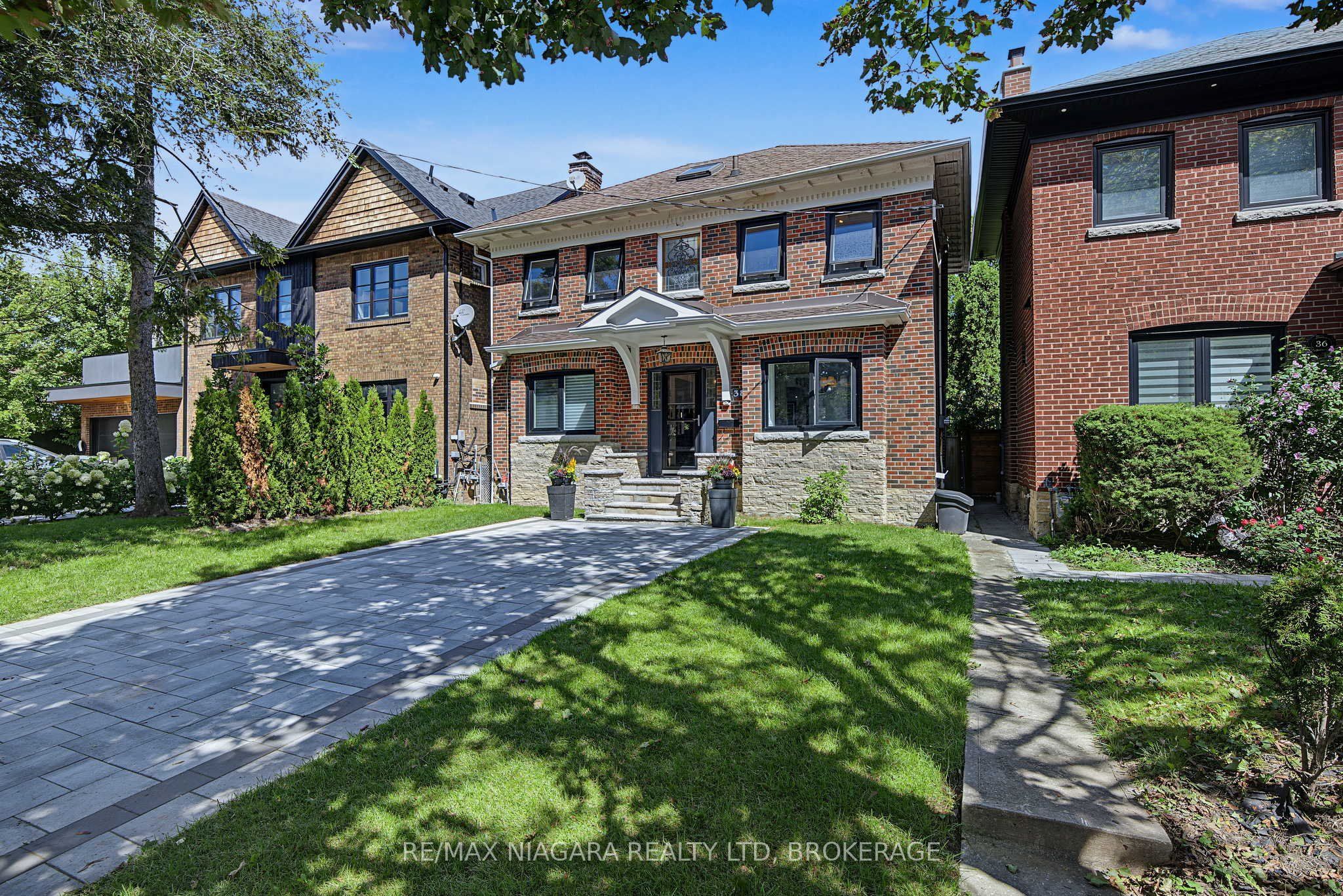 38 Yonge Boulevard Property Photo 3