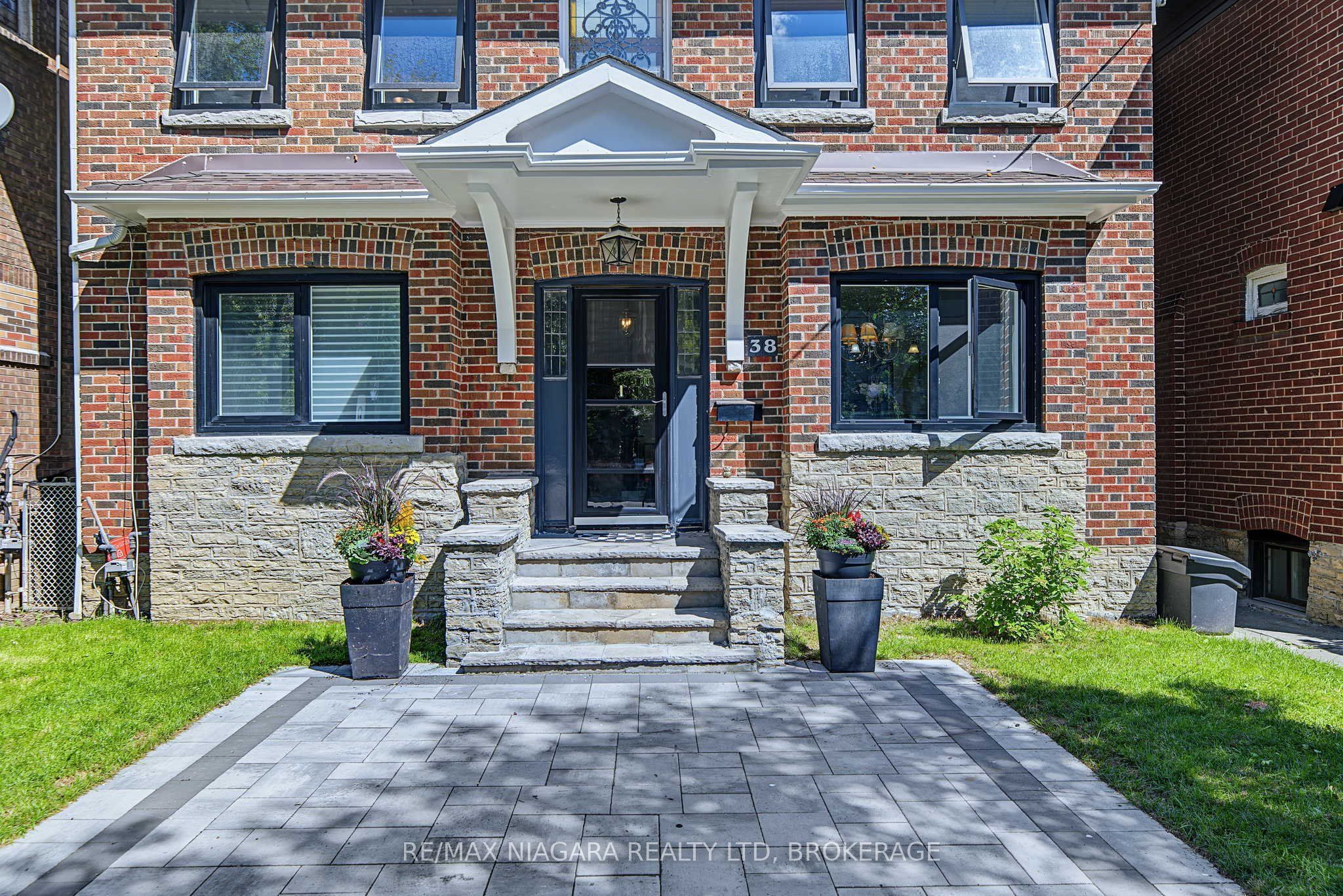38 Yonge Boulevard Property Photo 4