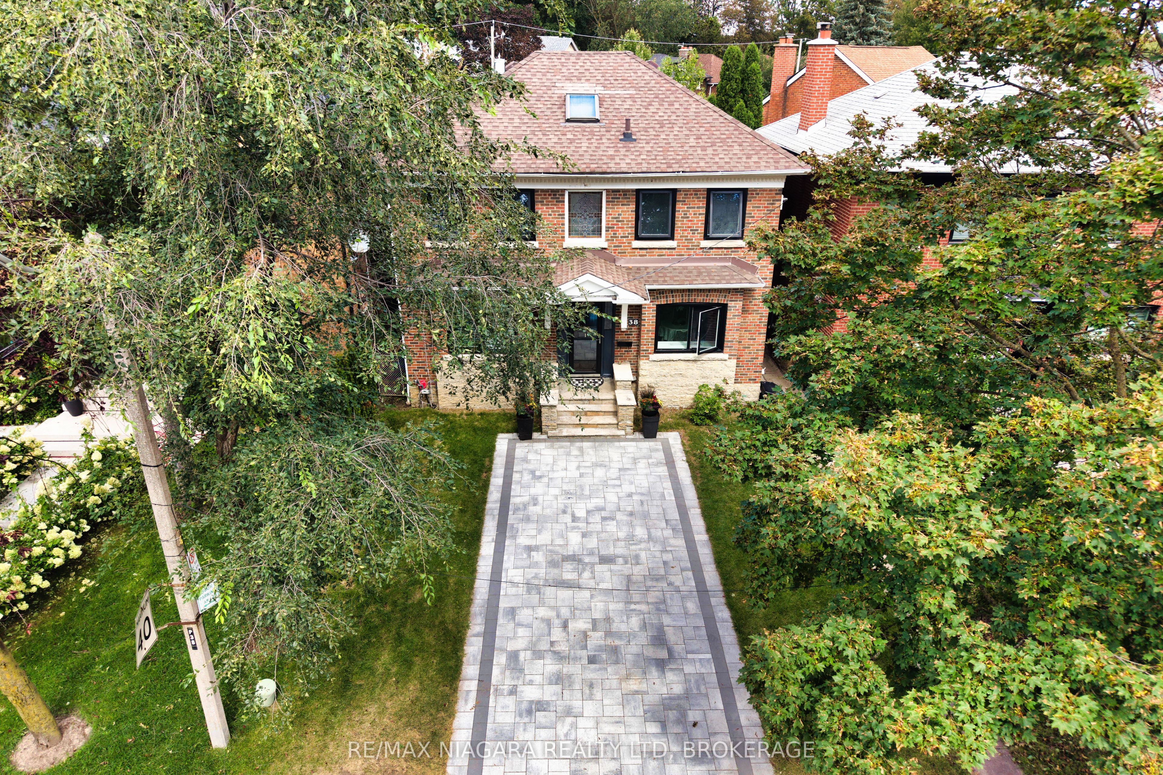 38 Yonge Boulevard Property Photo 45