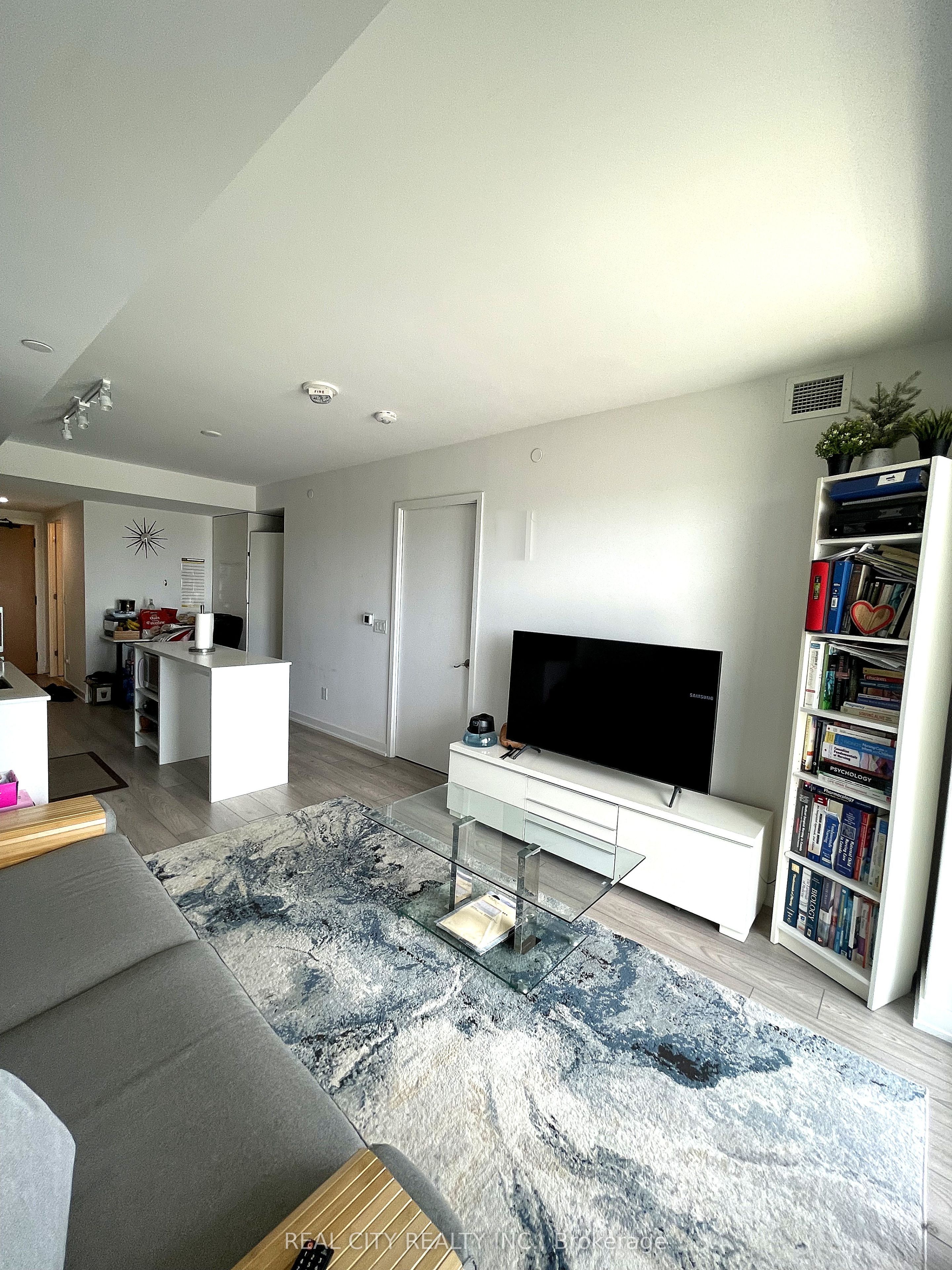 8 Tippett Road 808 Property Photo 3