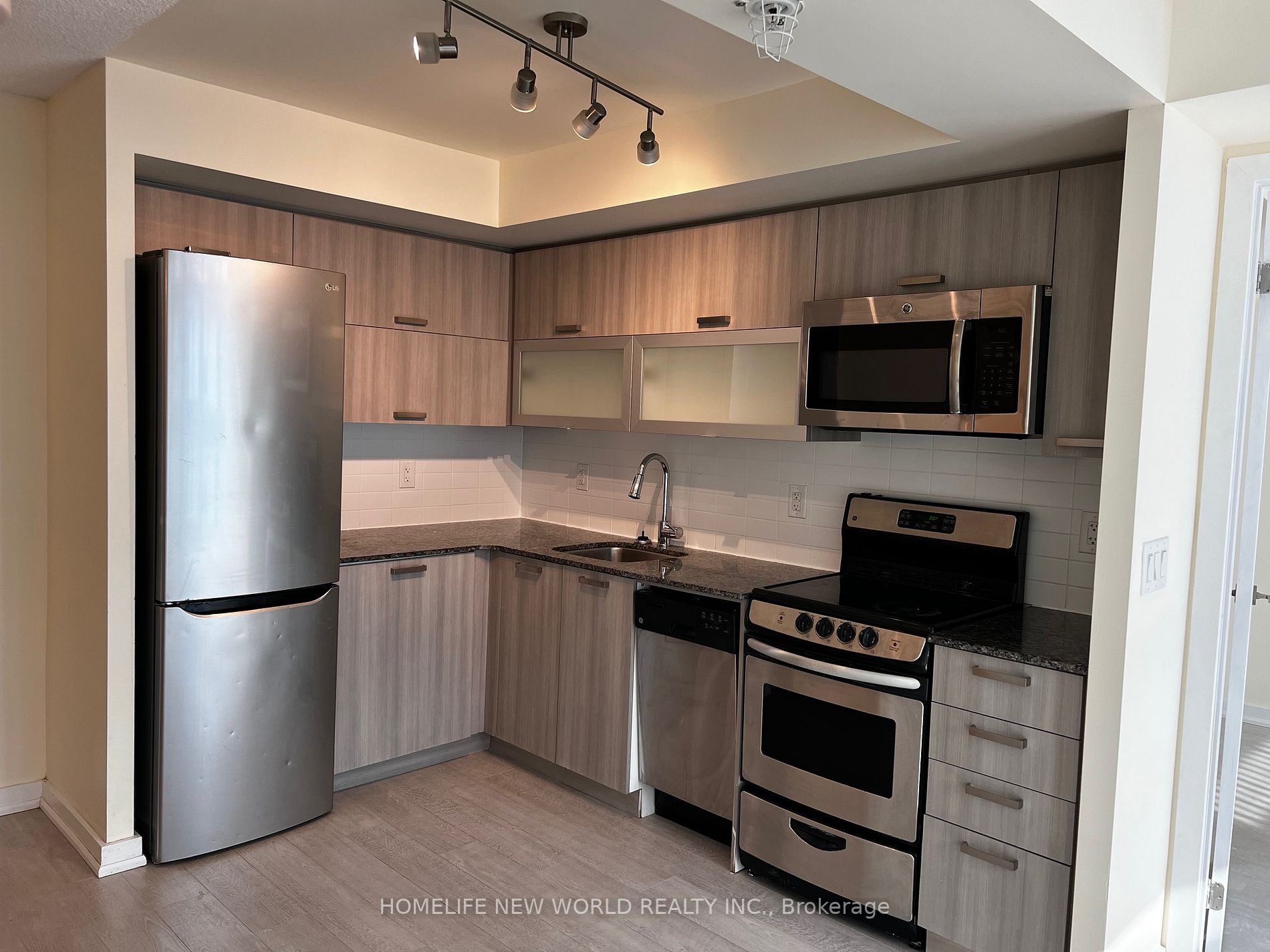 36 Lisgar St 07 Property Photo 2