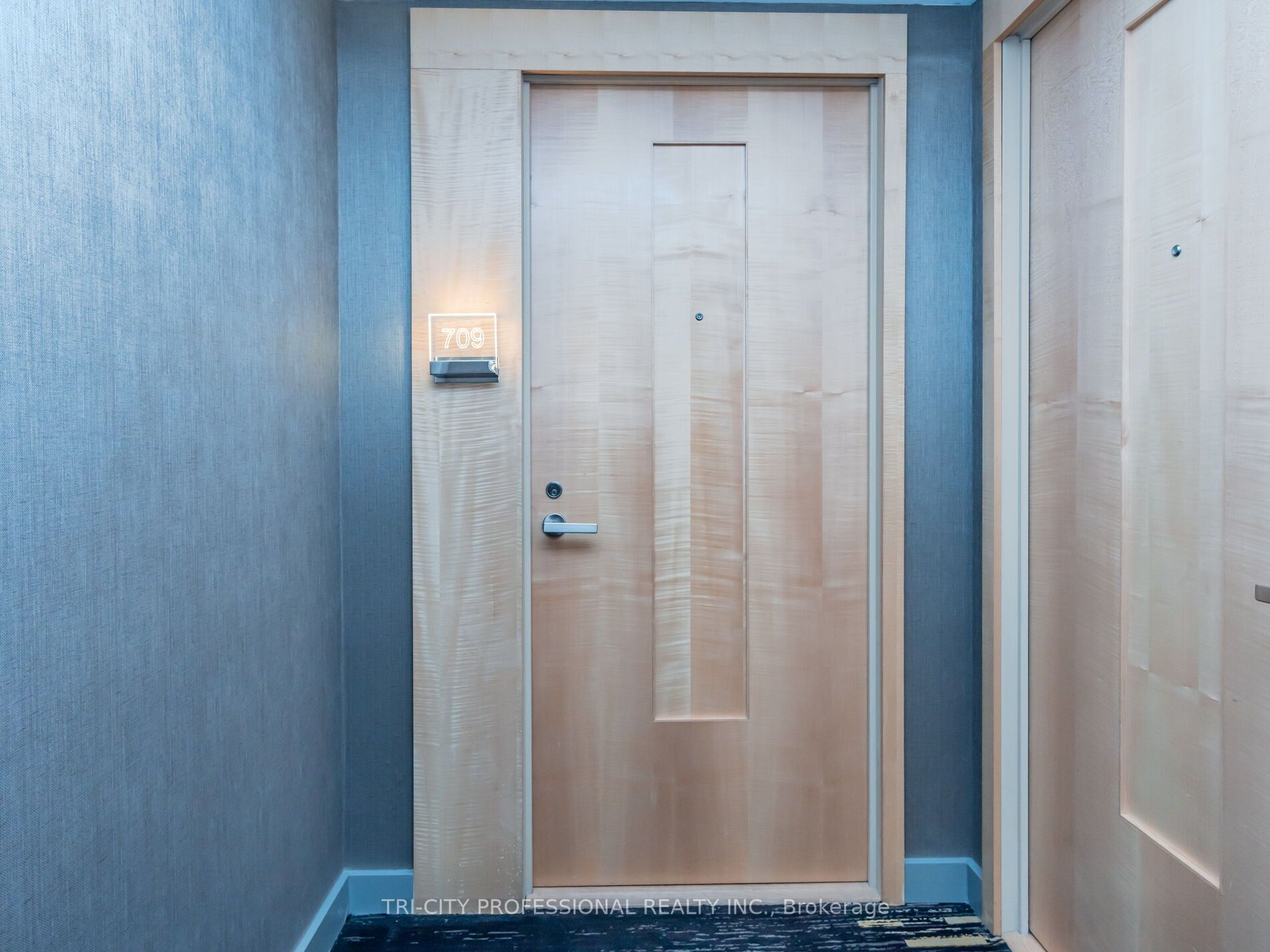 45 Charles St E Property Photo 6