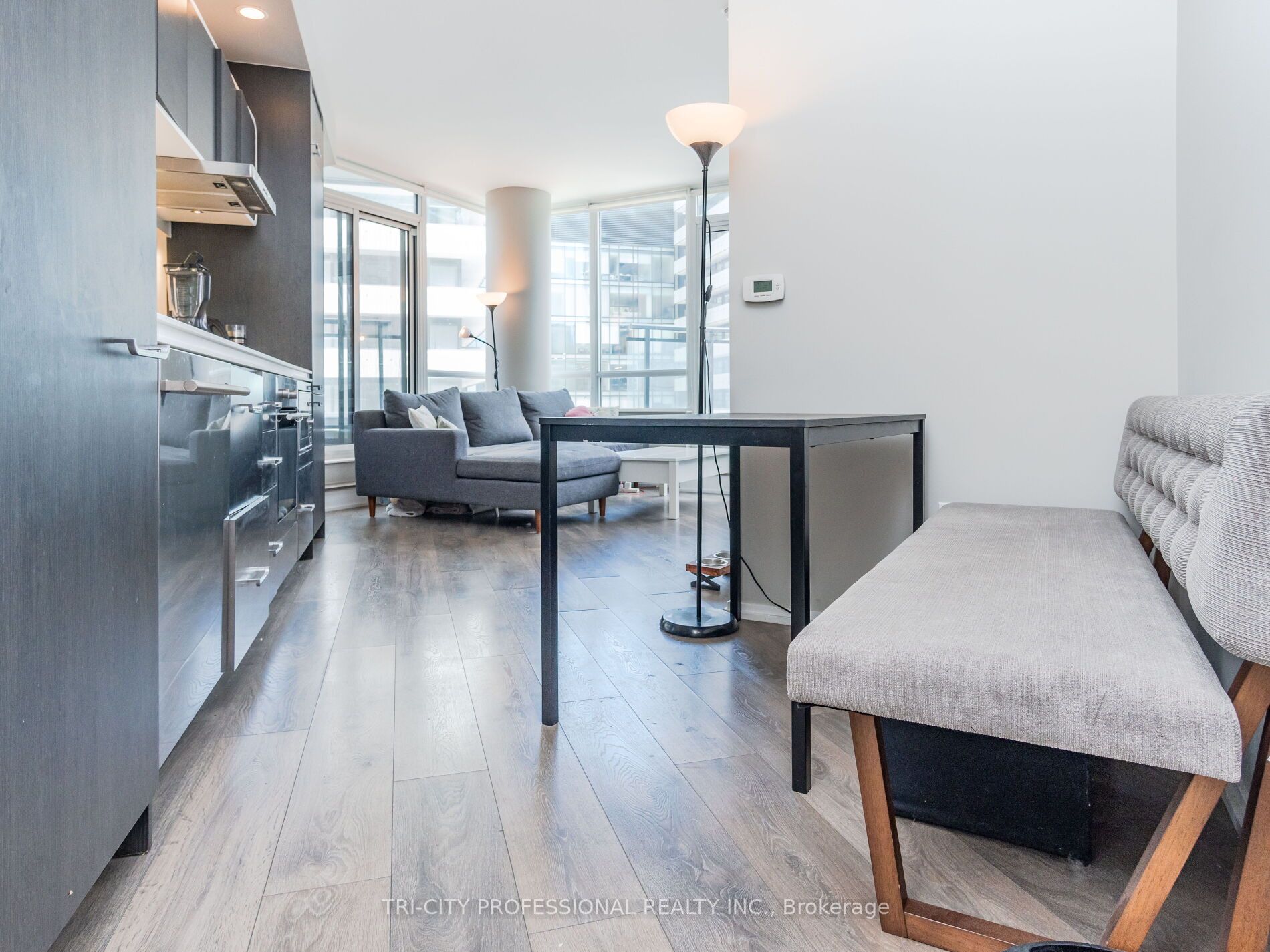 45 Charles St E Property Photo 8