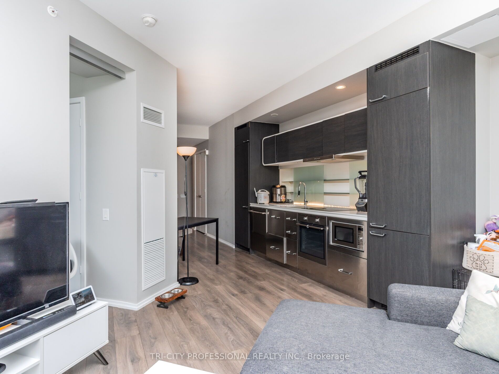 45 Charles St E Property Photo 10